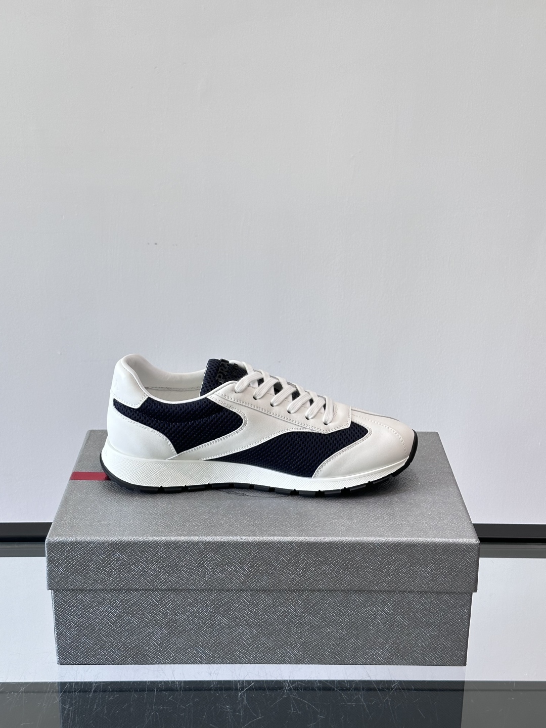 Prada/普拉达新款男士休闲运动鞋，运动鞋低帮系带款 款式时尚大方 头层牛皮拼接透气网面打造 柔软舒适