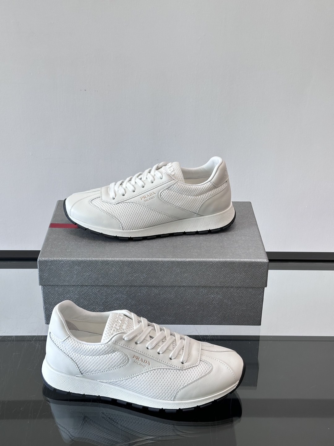 Prada/普拉达新款男士休闲运动鞋，运动鞋低帮系带款 款式时尚大方 头层牛皮拼接透气网面打造 柔软舒适