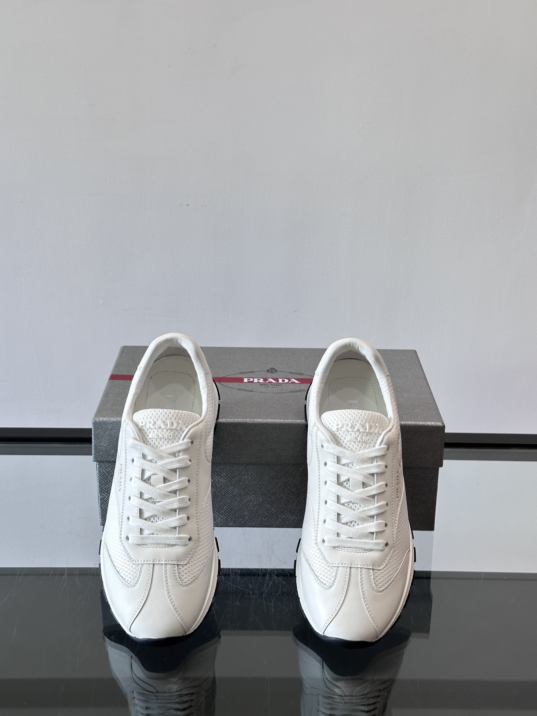 Prada/普拉达新款男士休闲运动鞋，运动鞋低帮系带款 款式时尚大方 头层牛皮拼接透气网面打造 柔软舒适