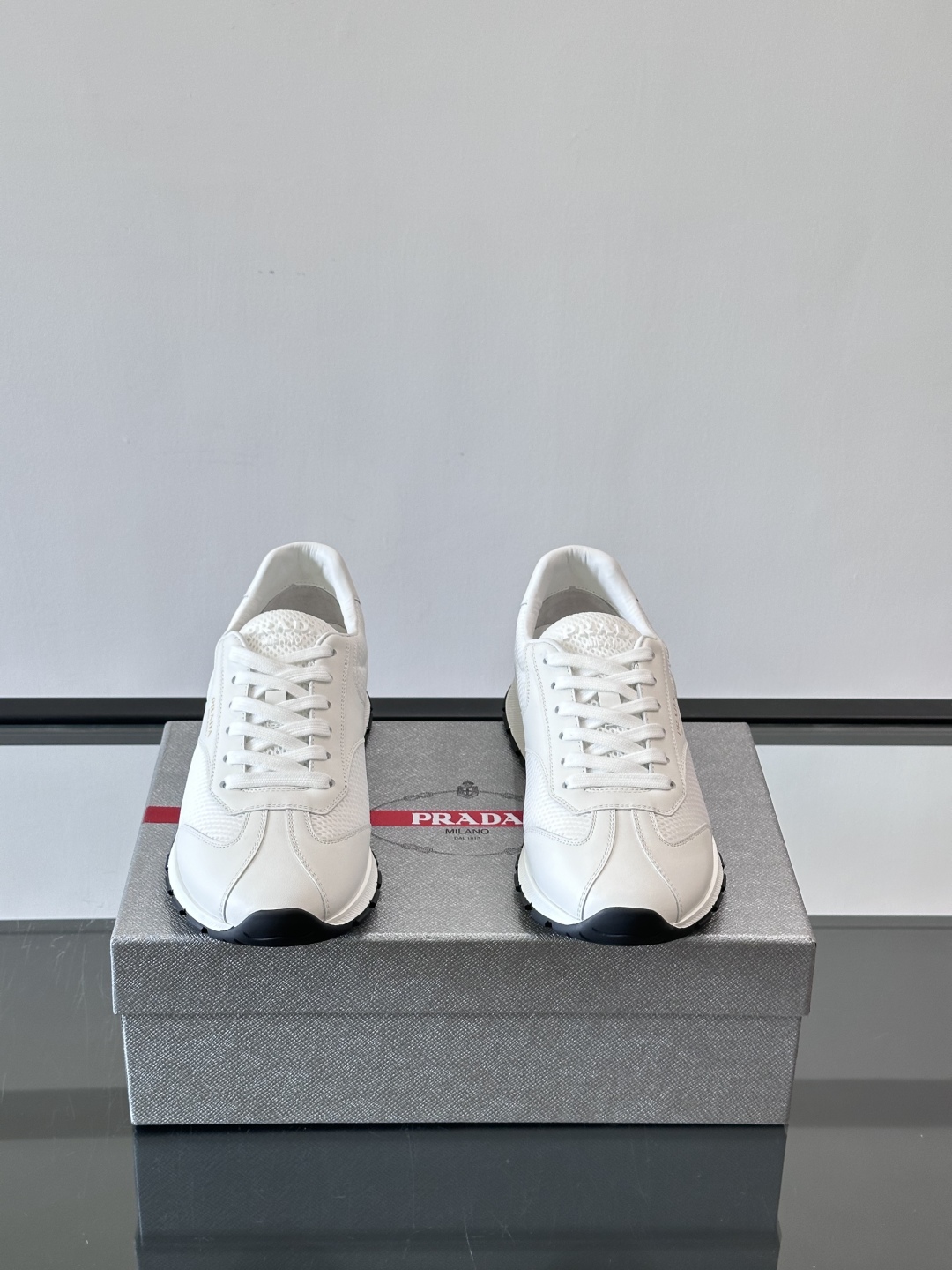 Prada/普拉达新款男士休闲运动鞋，运动鞋低帮系带款 款式时尚大方 头层牛皮拼接透气网面打造 柔软舒适