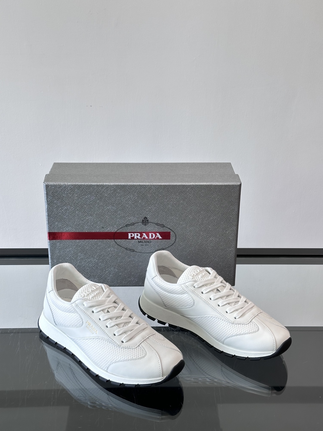 Prada/普拉达新款男士休闲运动鞋，运动鞋低帮系带款 款式时尚大方 头层牛皮拼接透气网面打造 柔软舒适