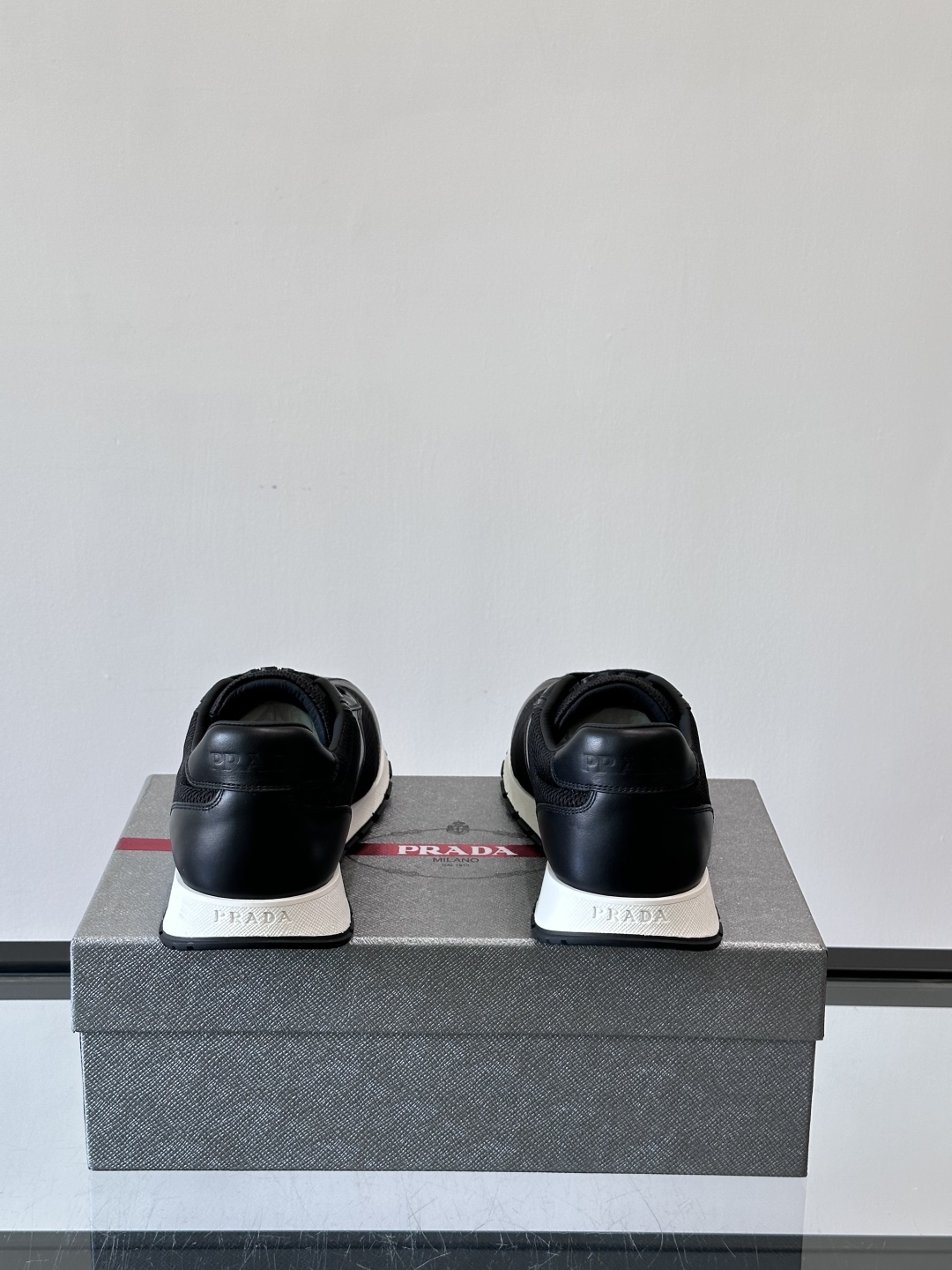 Prada/普拉达新款男士休闲运动鞋，运动鞋低帮系带款 款式时尚大方 头层牛皮拼接透气网面打造 柔软舒适