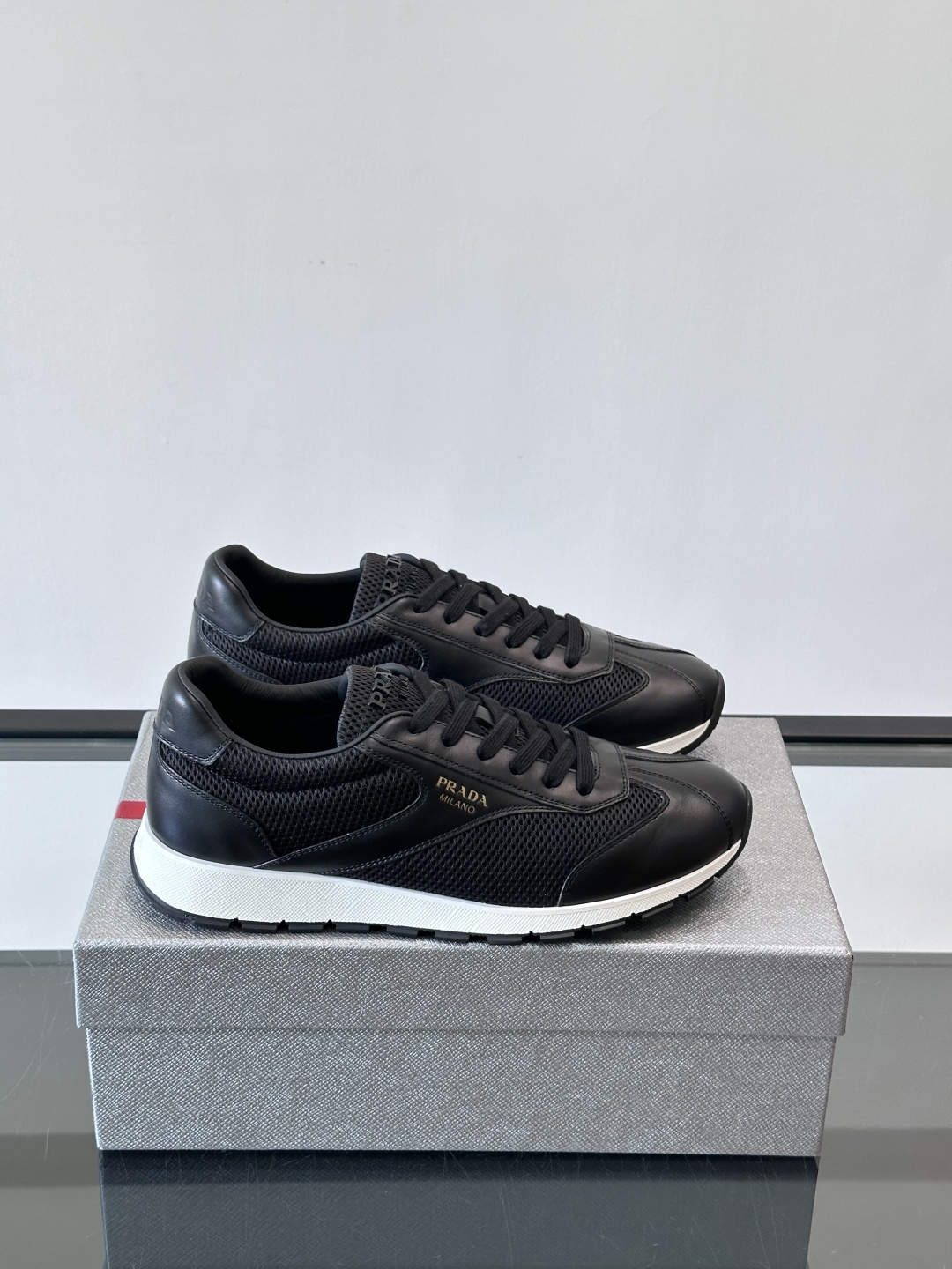 Prada/普拉达新款男士休闲运动鞋，运动鞋低帮系带款 款式时尚大方 头层牛皮拼接透气网面打造 柔软舒适