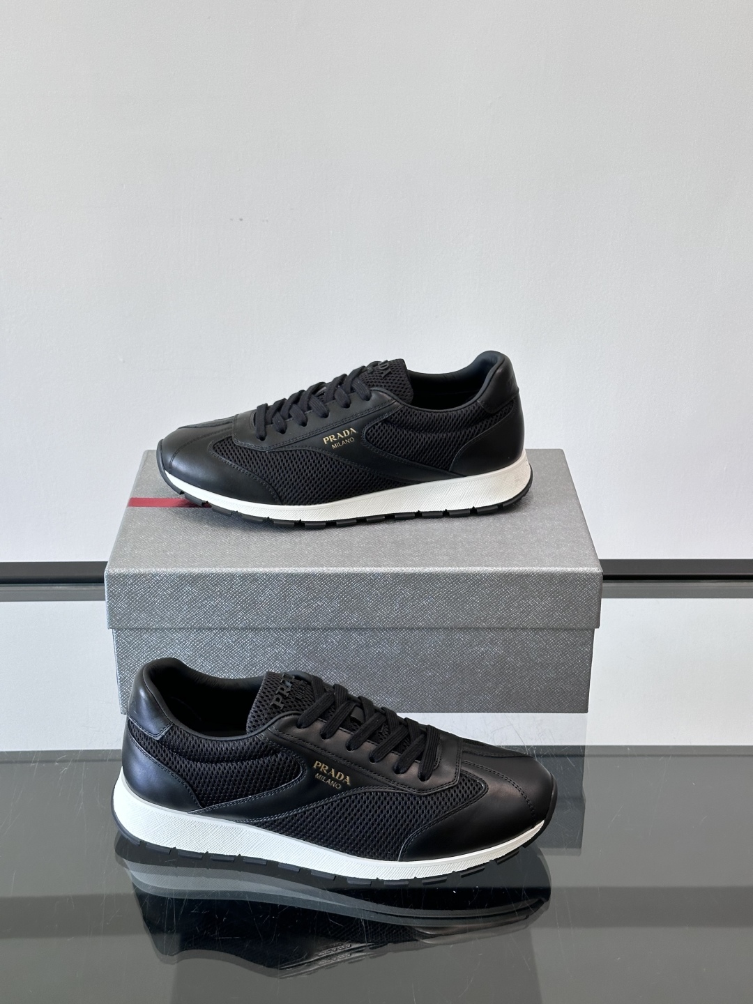 Prada/普拉达新款男士休闲运动鞋，运动鞋低帮系带款 款式时尚大方 头层牛皮拼接透气网面打造 柔软舒适