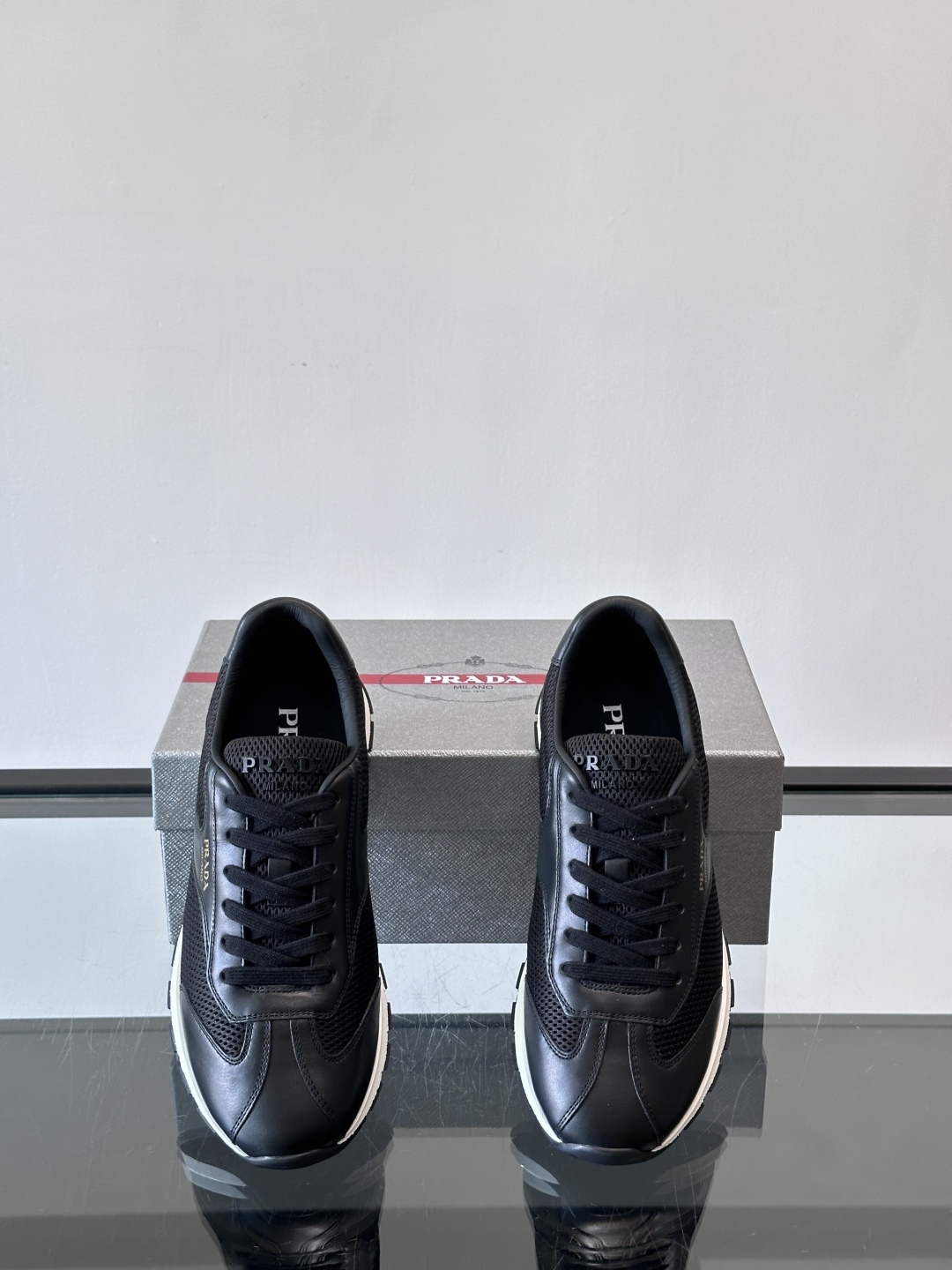 Prada/普拉达新款男士休闲运动鞋，运动鞋低帮系带款 款式时尚大方 头层牛皮拼接透气网面打造 柔软舒适