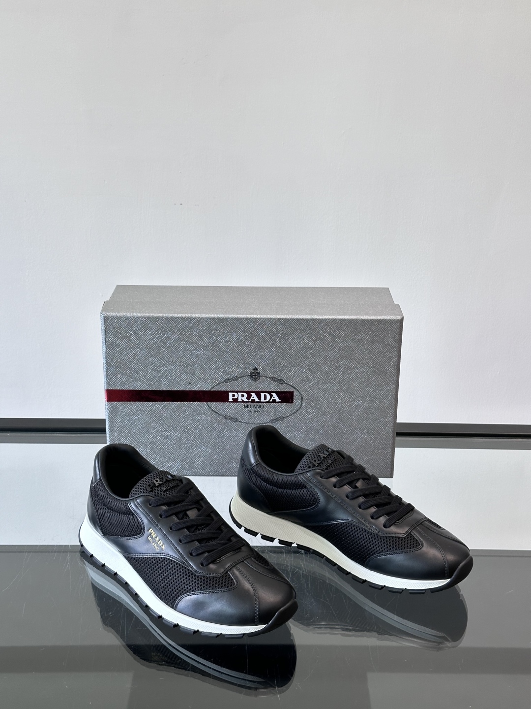 Prada/普拉达新款男士休闲运动鞋，运动鞋低帮系带款 款式时尚大方 头层牛皮拼接透气网面打造 柔软舒适