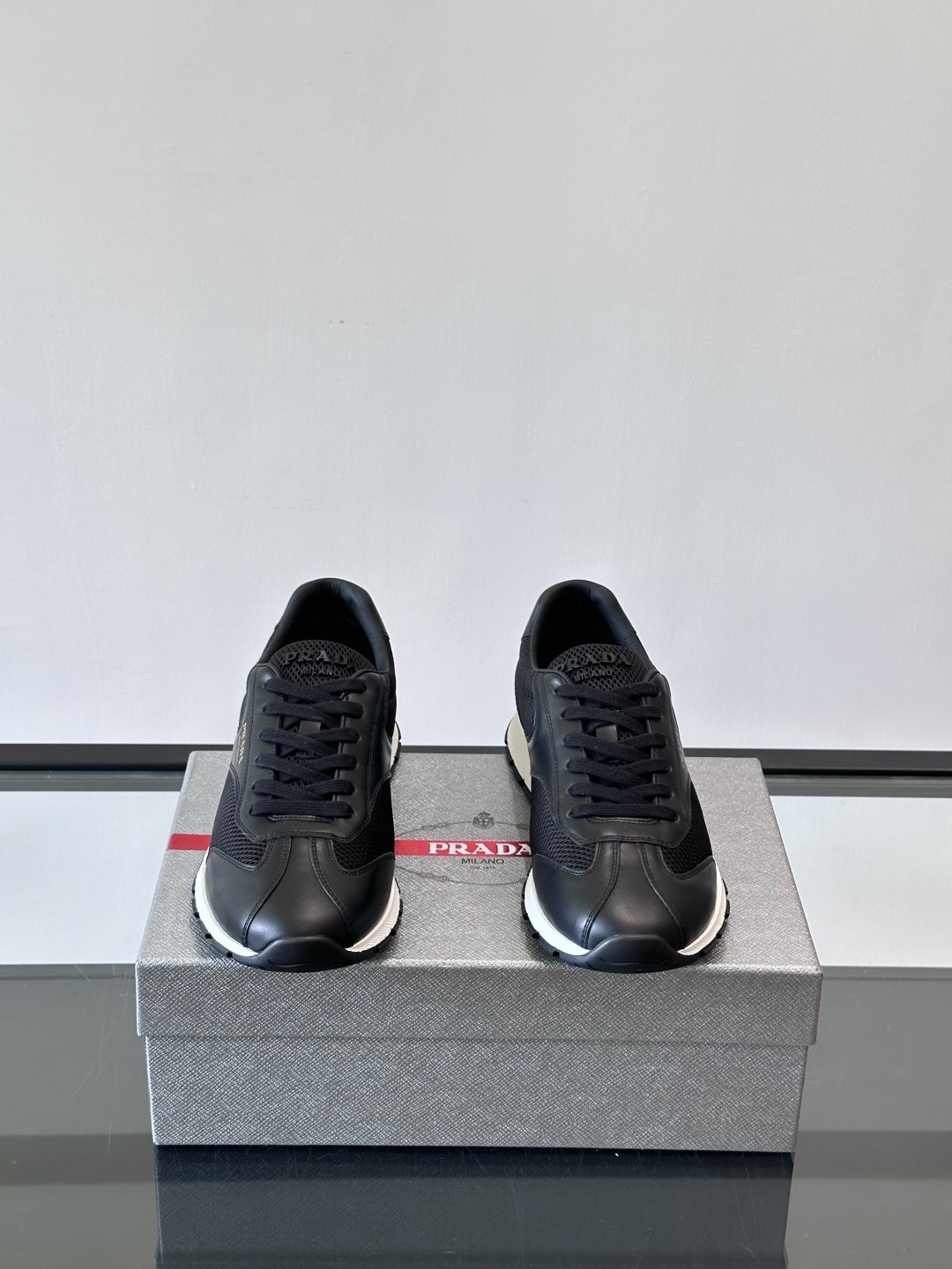 Prada/普拉达新款男士休闲运动鞋，运动鞋低帮系带款 款式时尚大方 头层牛皮拼接透气网面打造 柔软舒适