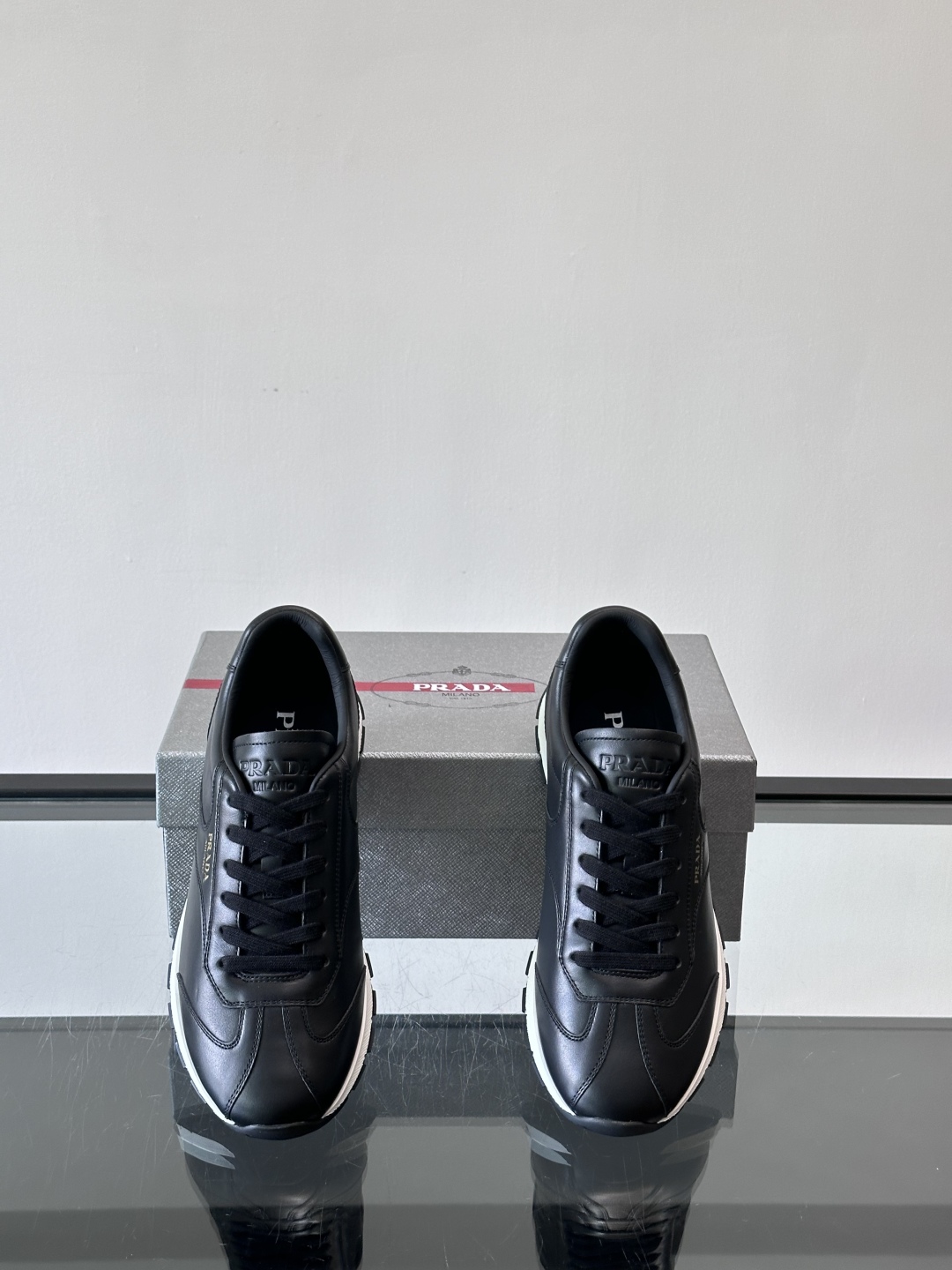 Prad*普拉达春夏新品男士高端运动鞋，这款运动鞋休闲百搭，选用头层牛皮打造，橡胶大底，脚感非常舒适，运