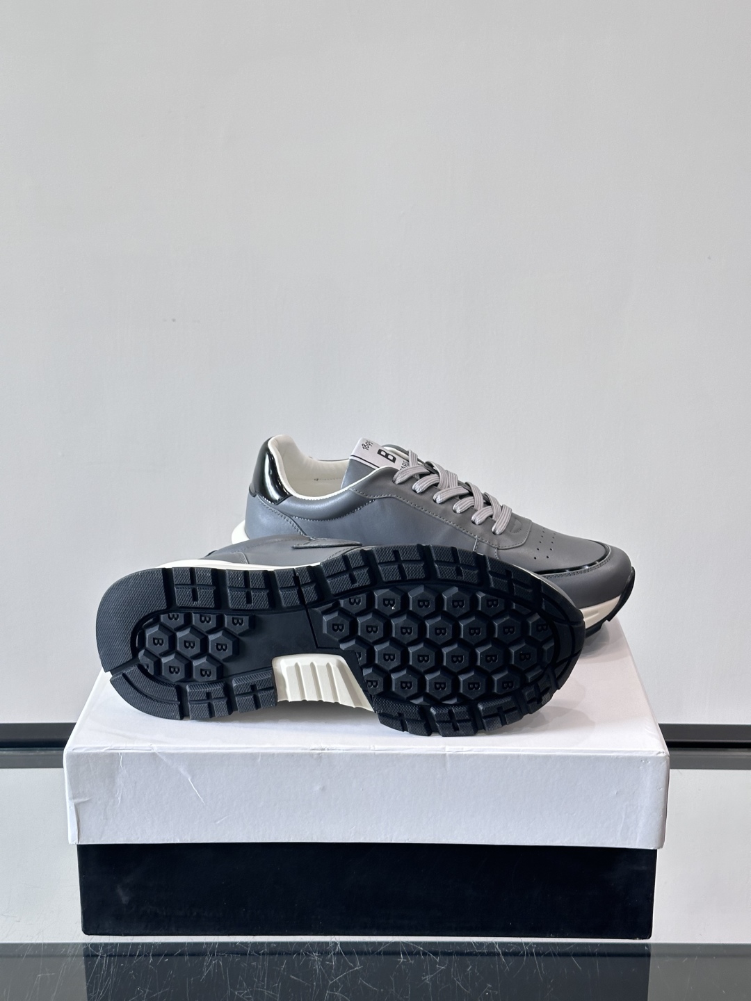 Berluti/布鲁提 低帮休闲运动鞋，这款百搭的低帮运动鞋鞋面采用进口牛皮打造。外侧饰有scritto