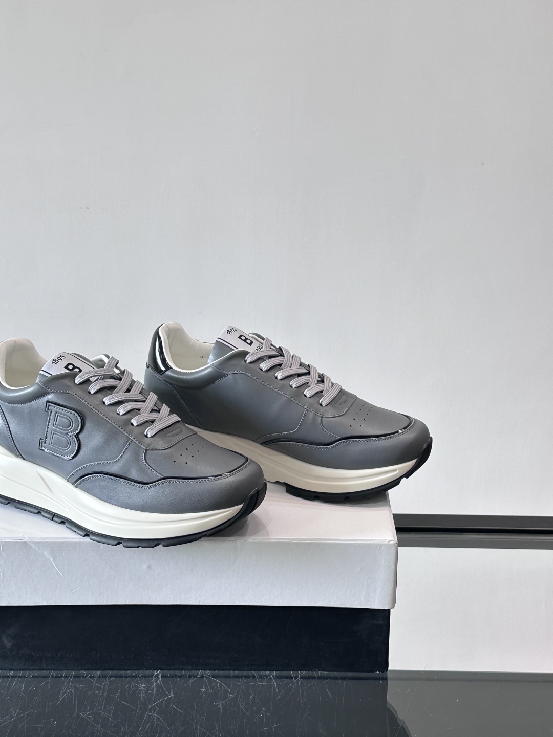 Berluti/布鲁提 低帮休闲运动鞋，这款百搭的低帮运动鞋鞋面采用进口牛皮打造。外侧饰有scritto