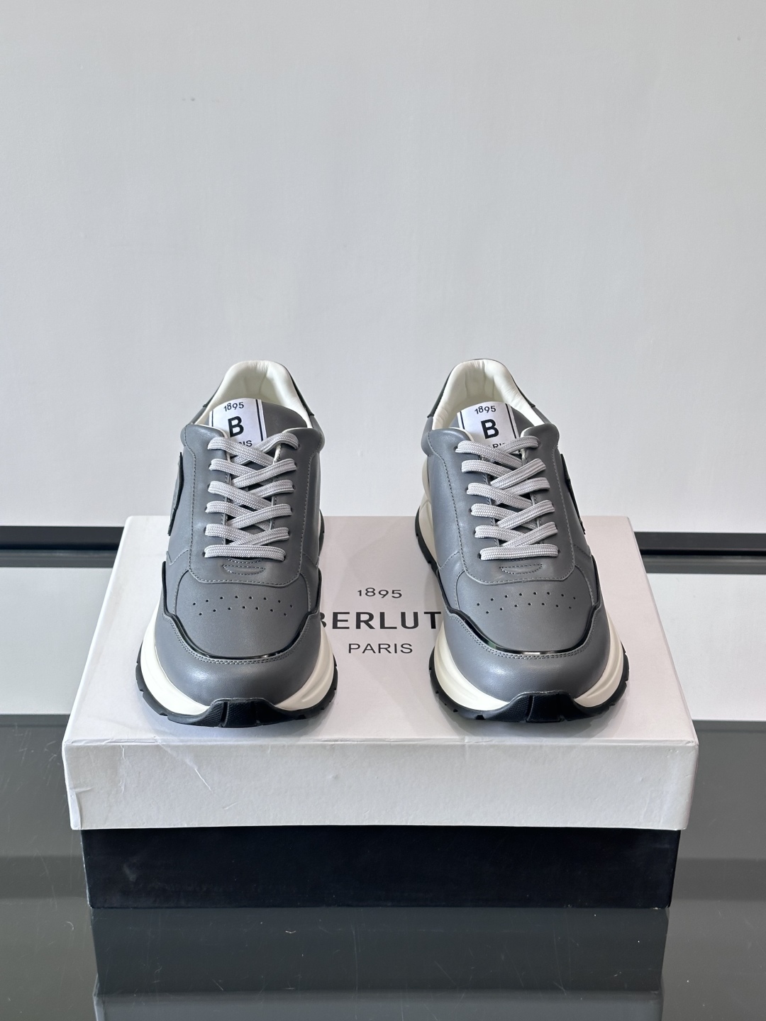 Berluti/布鲁提 低帮休闲运动鞋，这款百搭的低帮运动鞋鞋面采用进口牛皮打造。外侧饰有scritto