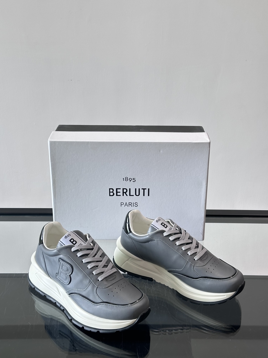 Berluti/布鲁提 低帮休闲运动鞋，这款百搭的低帮运动鞋鞋面采用进口牛皮打造。外侧饰有scritto
