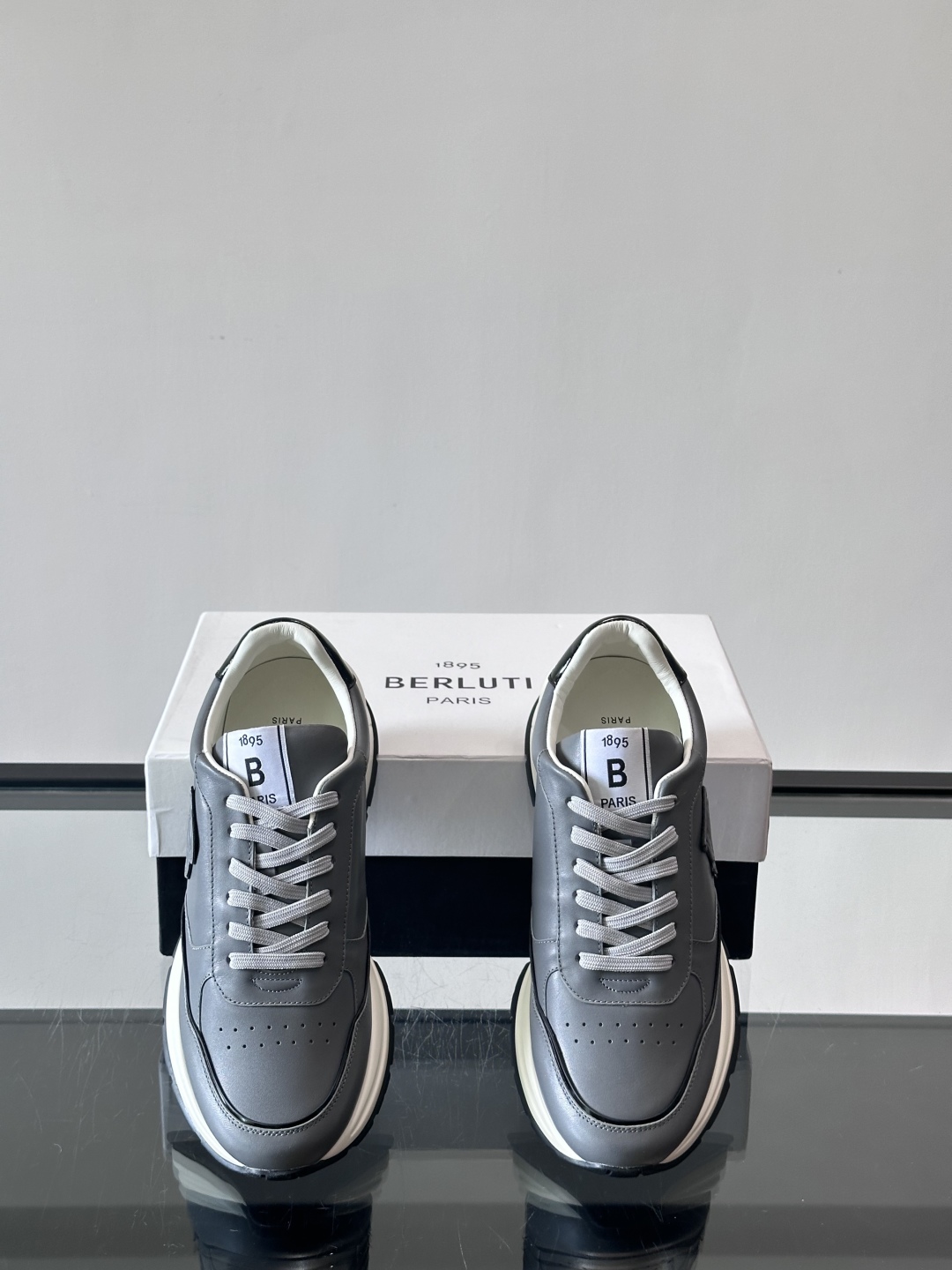 Berluti/布鲁提 低帮休闲运动鞋，这款百搭的低帮运动鞋鞋面采用进口牛皮打造。外侧饰有scritto