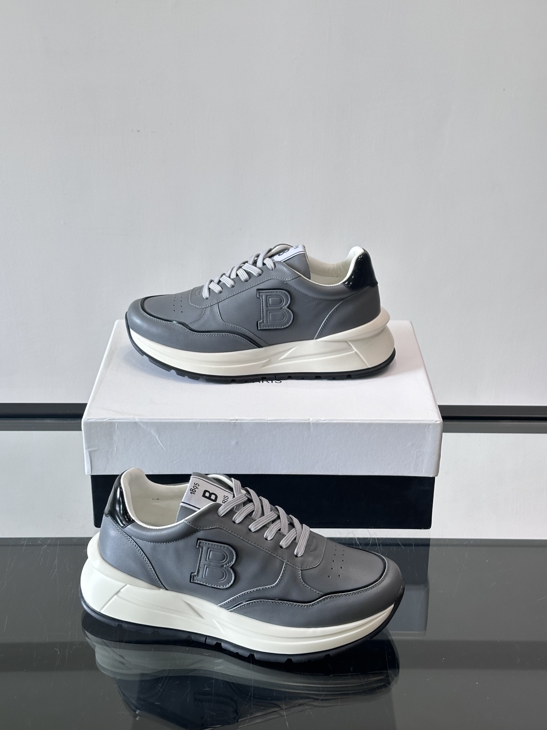Berluti/布鲁提 低帮休闲运动鞋，这款百搭的低帮运动鞋鞋面采用进口牛皮打造。外侧饰有scritto