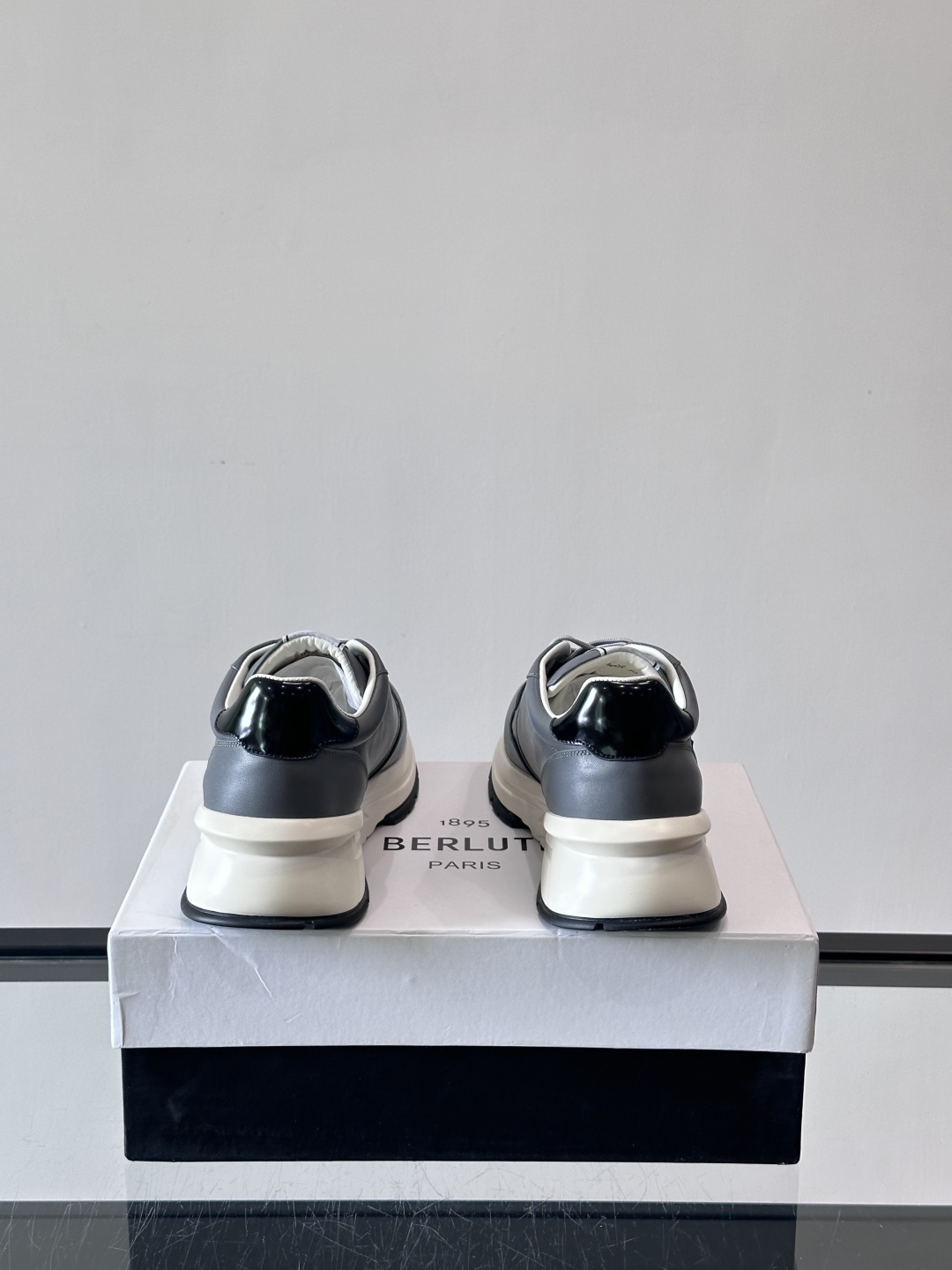 Berluti/布鲁提 低帮休闲运动鞋，这款百搭的低帮运动鞋鞋面采用进口牛皮打造。外侧饰有scritto