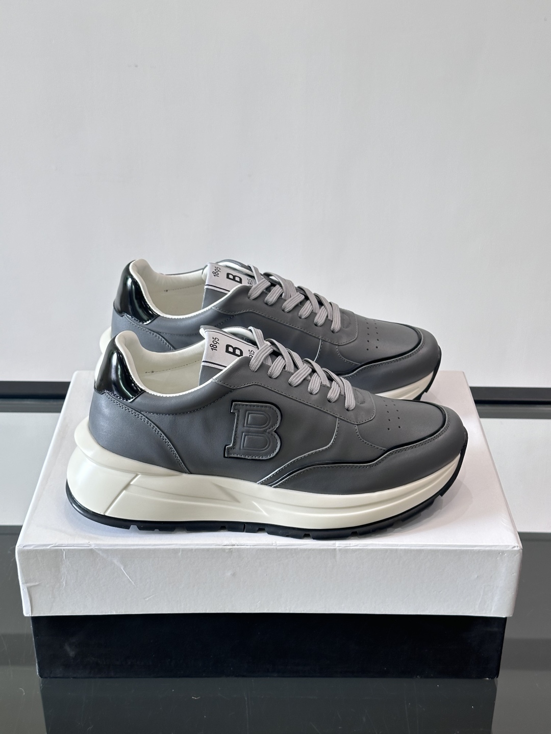 Berluti/布鲁提 低帮休闲运动鞋，这款百搭的低帮运动鞋鞋面采用进口牛皮打造。外侧饰有scritto