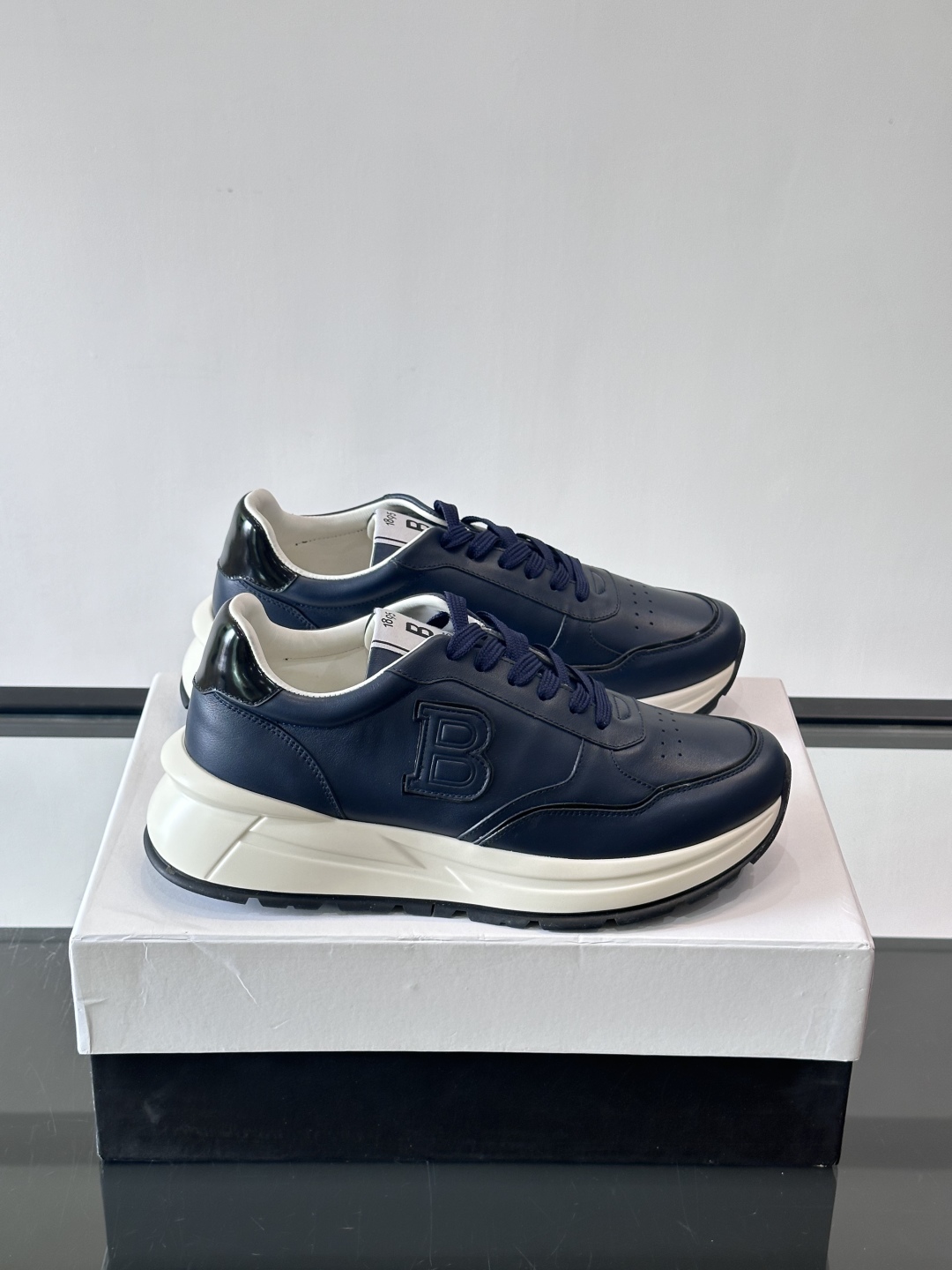 Berluti/布鲁提 低帮休闲运动鞋，这款百搭的低帮运动鞋鞋面采用进口牛皮打造。外侧饰有scritto
