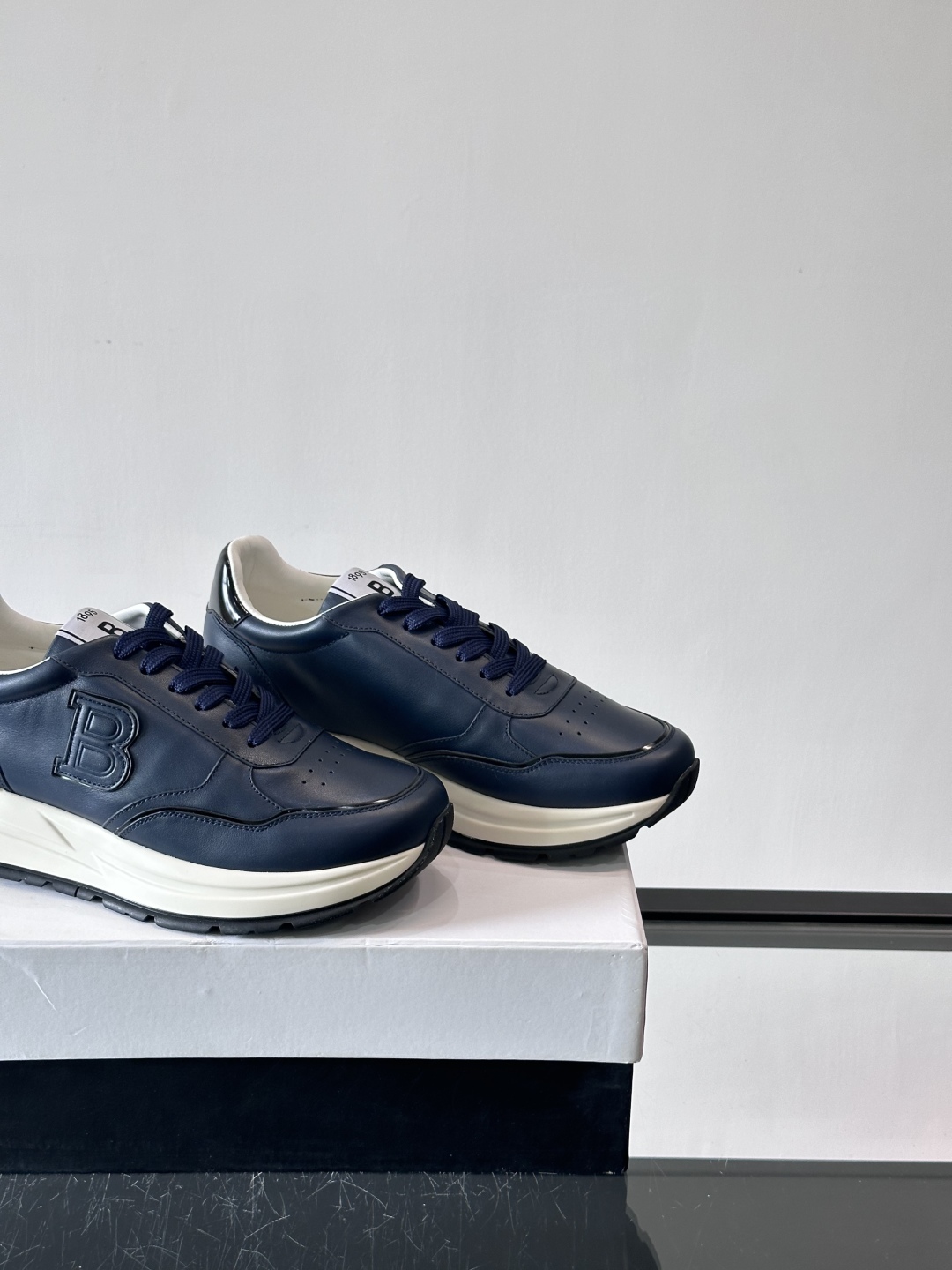 Berluti/布鲁提 低帮休闲运动鞋，这款百搭的低帮运动鞋鞋面采用进口牛皮打造。外侧饰有scritto
