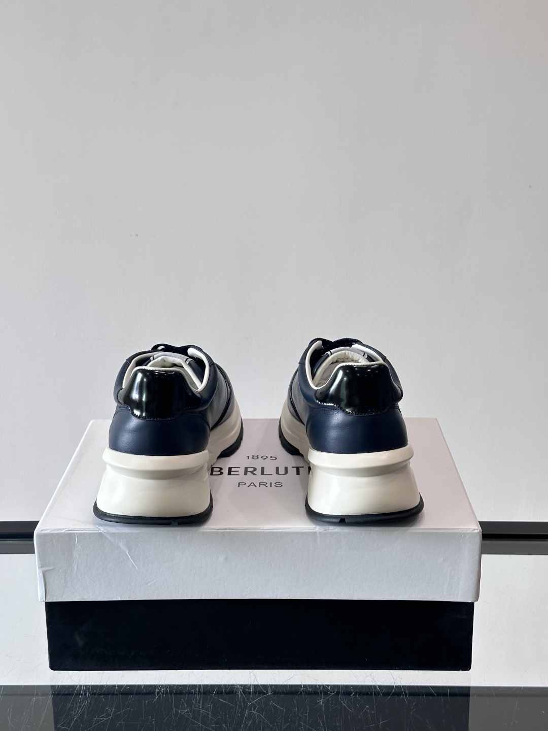 Berluti/布鲁提 低帮休闲运动鞋，这款百搭的低帮运动鞋鞋面采用进口牛皮打造。外侧饰有scritto