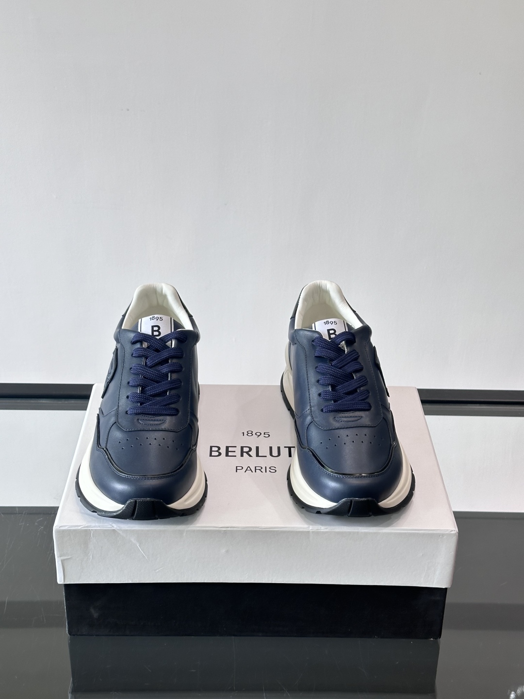 Berluti/布鲁提 低帮休闲运动鞋，这款百搭的低帮运动鞋鞋面采用进口牛皮打造。外侧饰有scritto