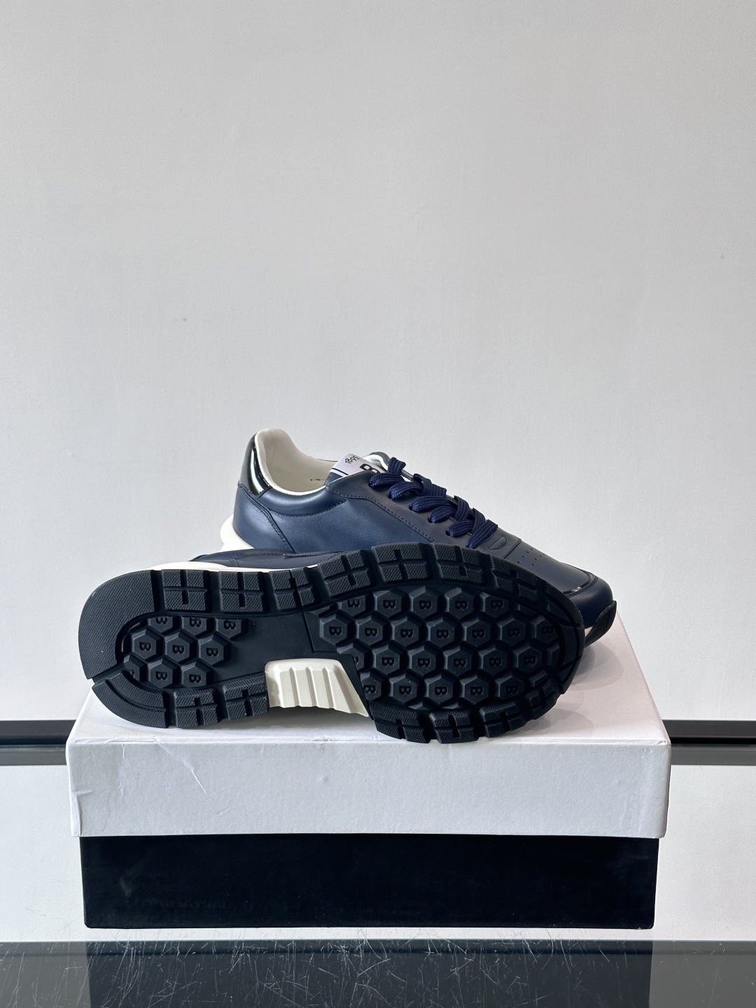 Berluti/布鲁提 低帮休闲运动鞋，这款百搭的低帮运动鞋鞋面采用进口牛皮打造。外侧饰有scritto