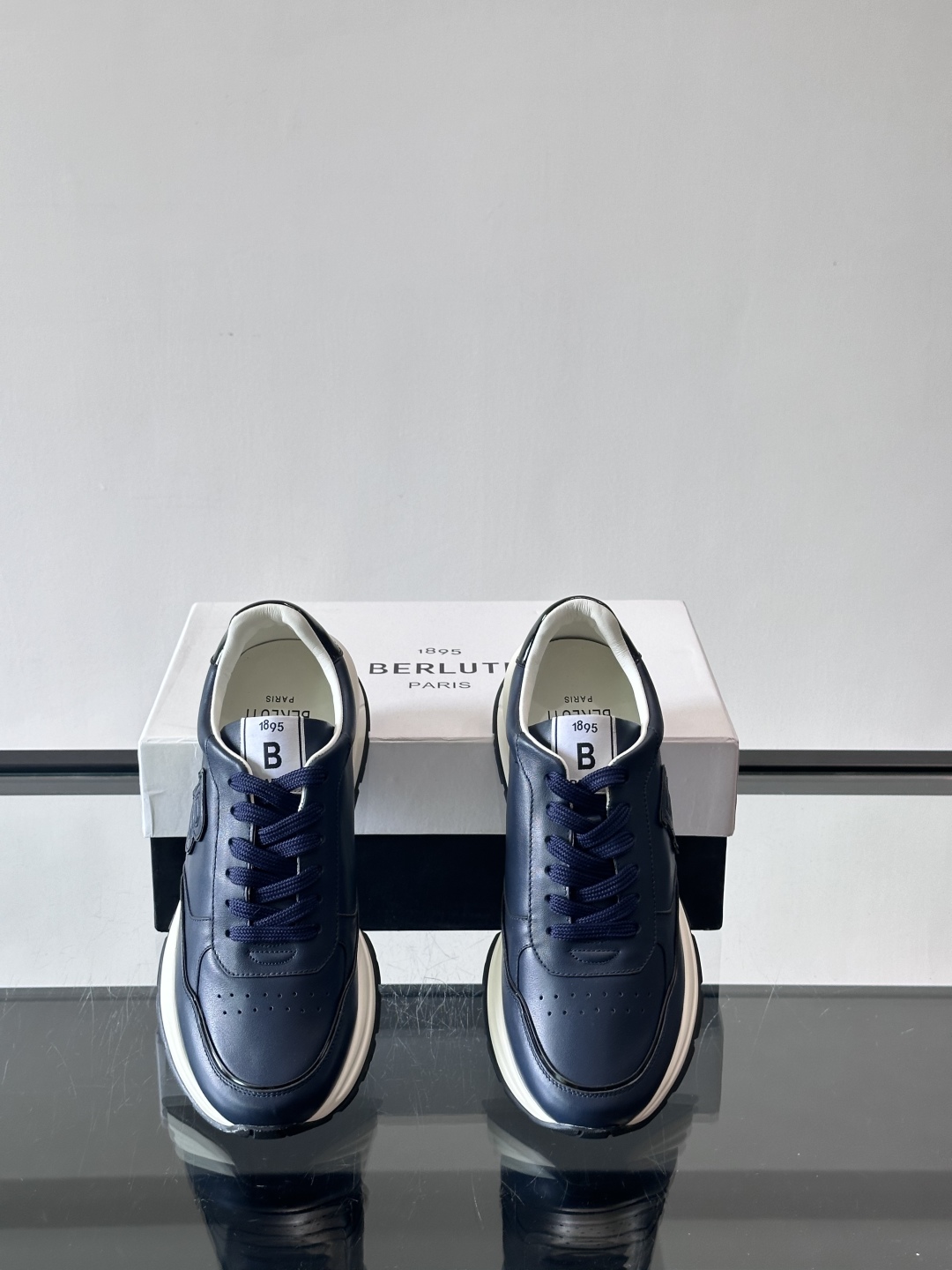 Berluti/布鲁提 低帮休闲运动鞋，这款百搭的低帮运动鞋鞋面采用进口牛皮打造。外侧饰有scritto
