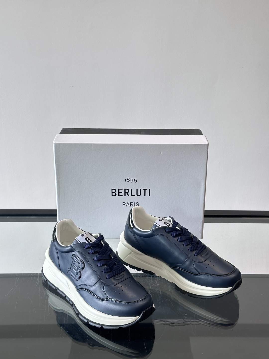 Berluti/布鲁提 低帮休闲运动鞋，这款百搭的低帮运动鞋鞋面采用进口牛皮打造。外侧饰有scritto