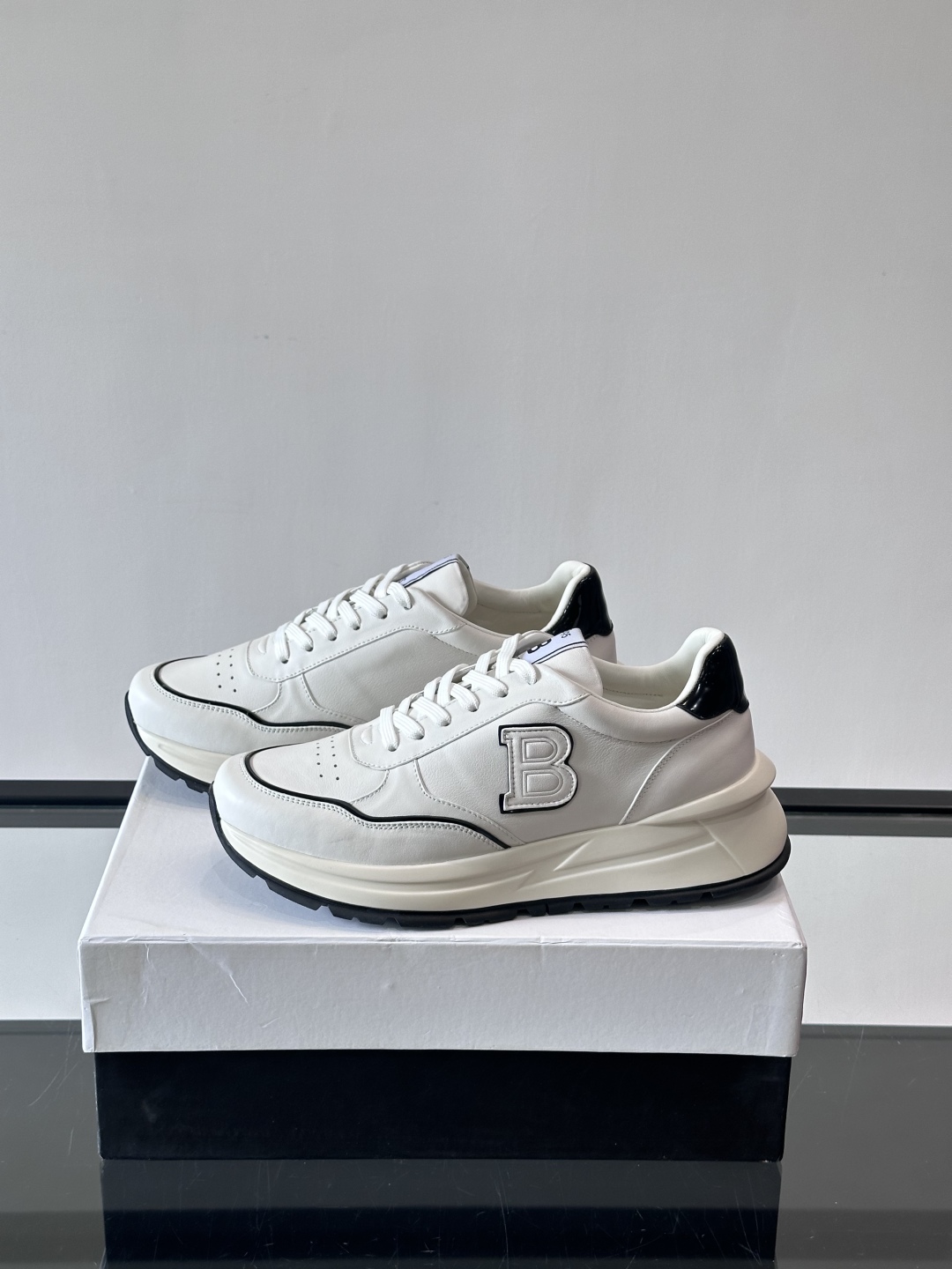Berluti/布鲁提 低帮休闲运动鞋，这款百搭的低帮运动鞋鞋面采用进口牛皮打造。外侧饰有scritto