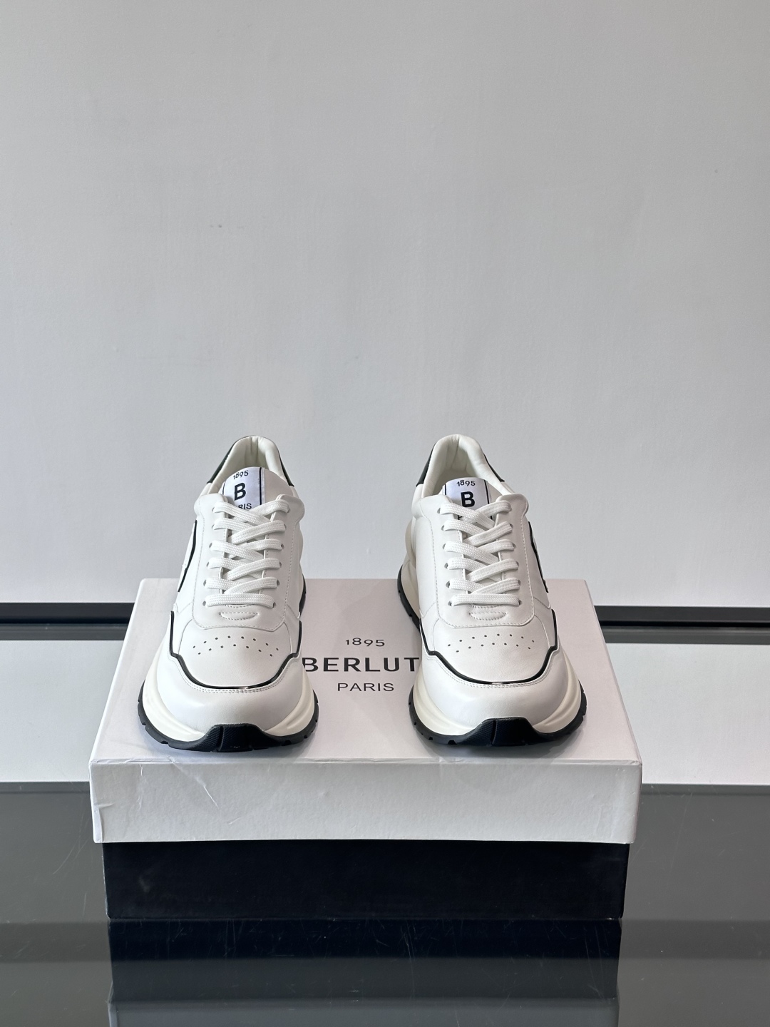 Berluti/布鲁提 低帮休闲运动鞋，这款百搭的低帮运动鞋鞋面采用进口牛皮打造。外侧饰有scritto
