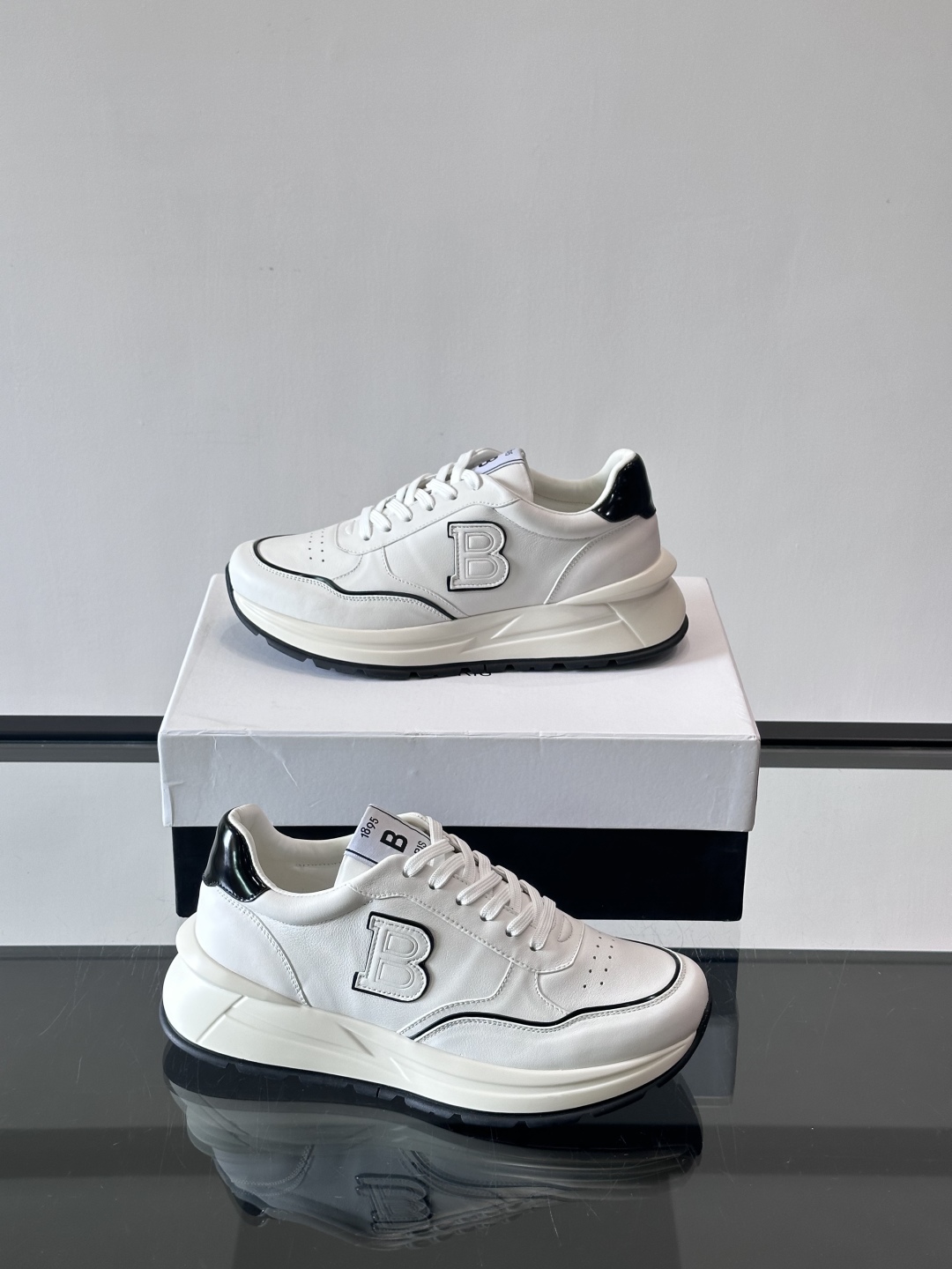 Berluti/布鲁提 低帮休闲运动鞋，这款百搭的低帮运动鞋鞋面采用进口牛皮打造。外侧饰有scritto