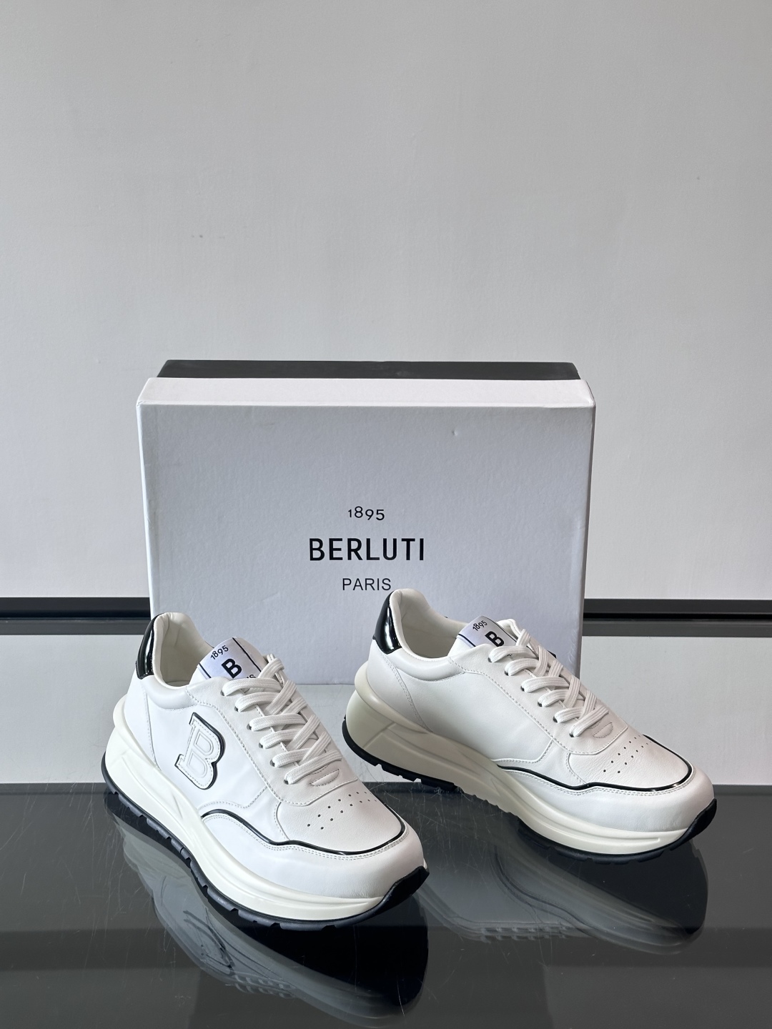Berluti/布鲁提 低帮休闲运动鞋，这款百搭的低帮运动鞋鞋面采用进口牛皮打造。外侧饰有scritto