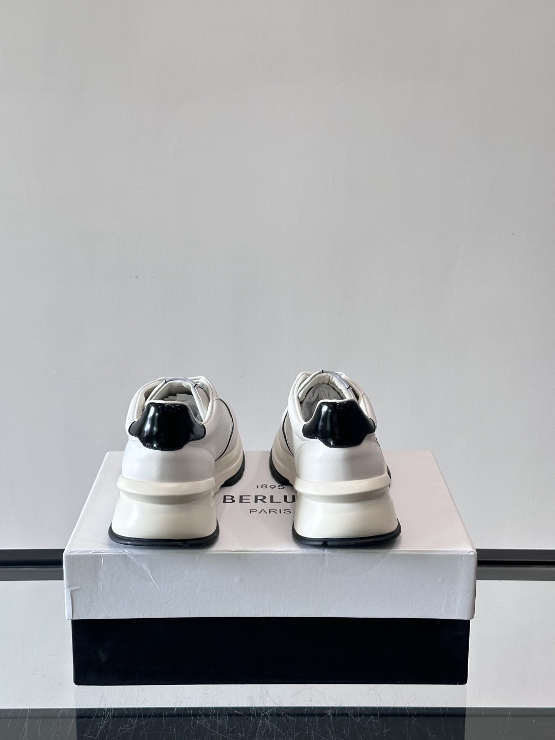 Berluti/布鲁提 低帮休闲运动鞋，这款百搭的低帮运动鞋鞋面采用进口牛皮打造。外侧饰有scritto
