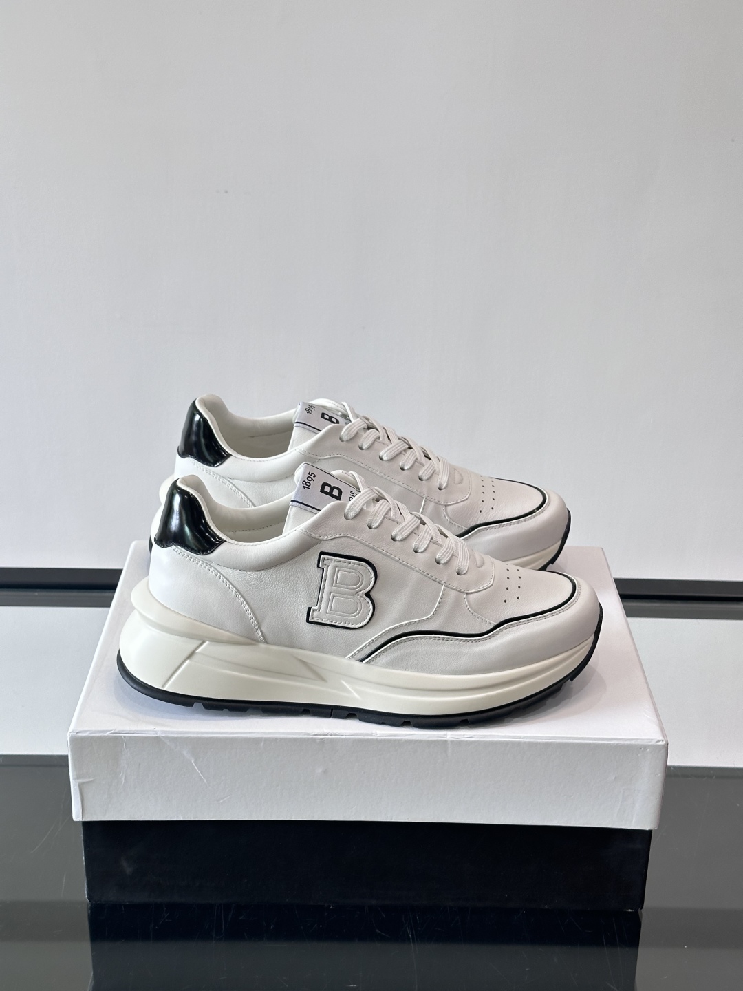 Berluti/布鲁提 低帮休闲运动鞋，这款百搭的低帮运动鞋鞋面采用进口牛皮打造。外侧饰有scritto