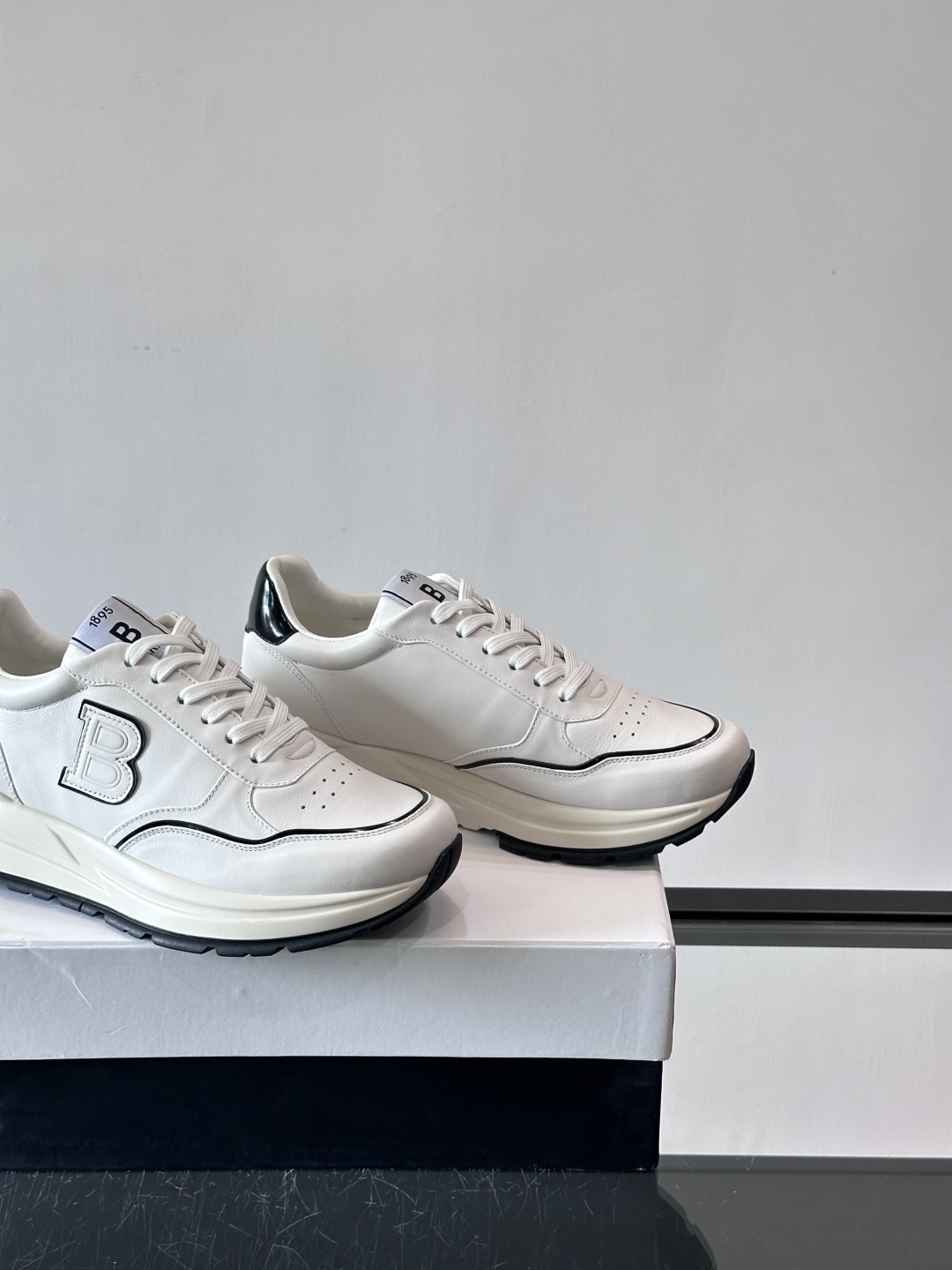 Berluti/布鲁提 低帮休闲运动鞋，这款百搭的低帮运动鞋鞋面采用进口牛皮打造。外侧饰有scritto
