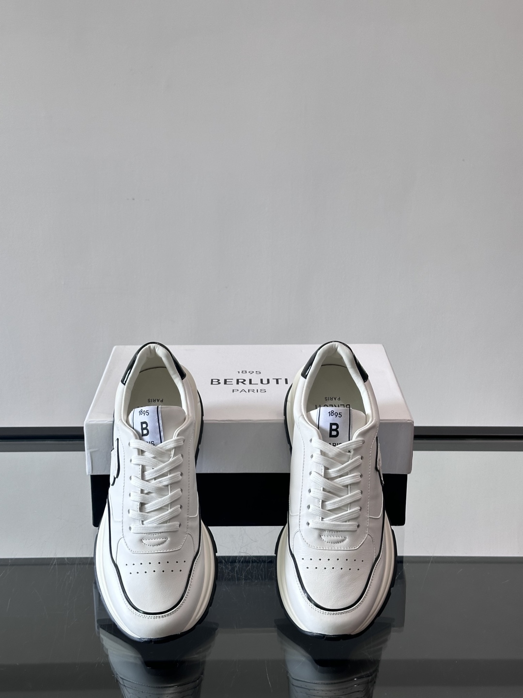 Berluti/布鲁提 低帮休闲运动鞋，这款百搭的低帮运动鞋鞋面采用进口牛皮打造。外侧饰有scritto