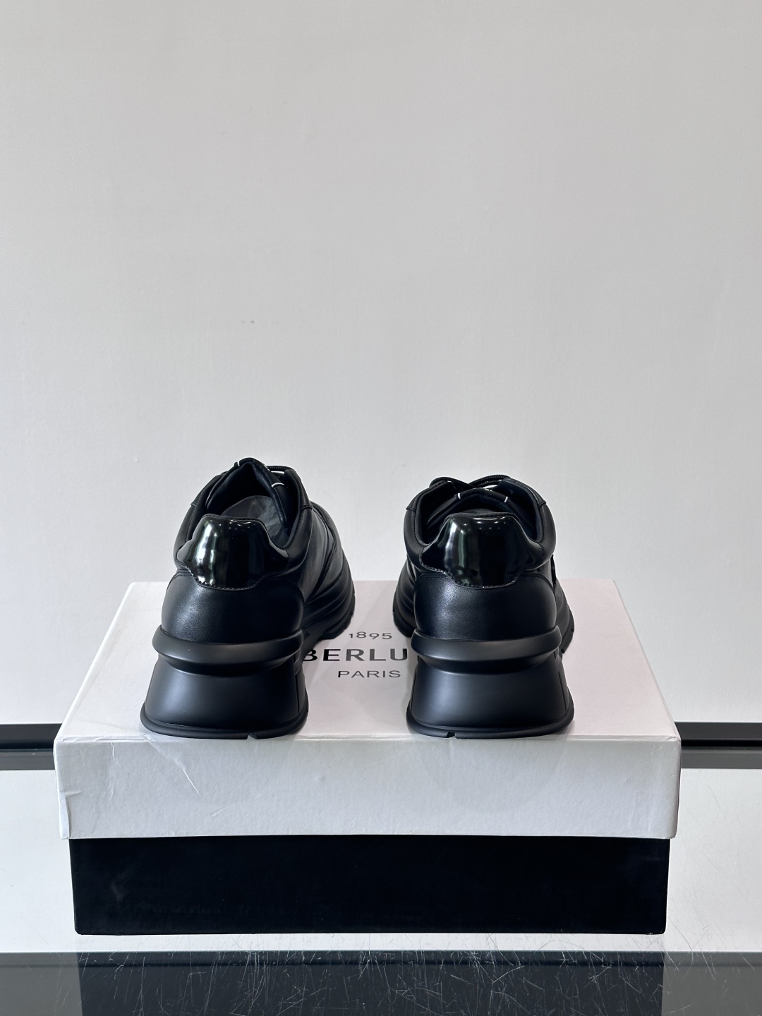 Berluti/布鲁提 低帮休闲运动鞋，这款百搭的低帮运动鞋鞋面采用进口牛皮打造。外侧饰有scritto