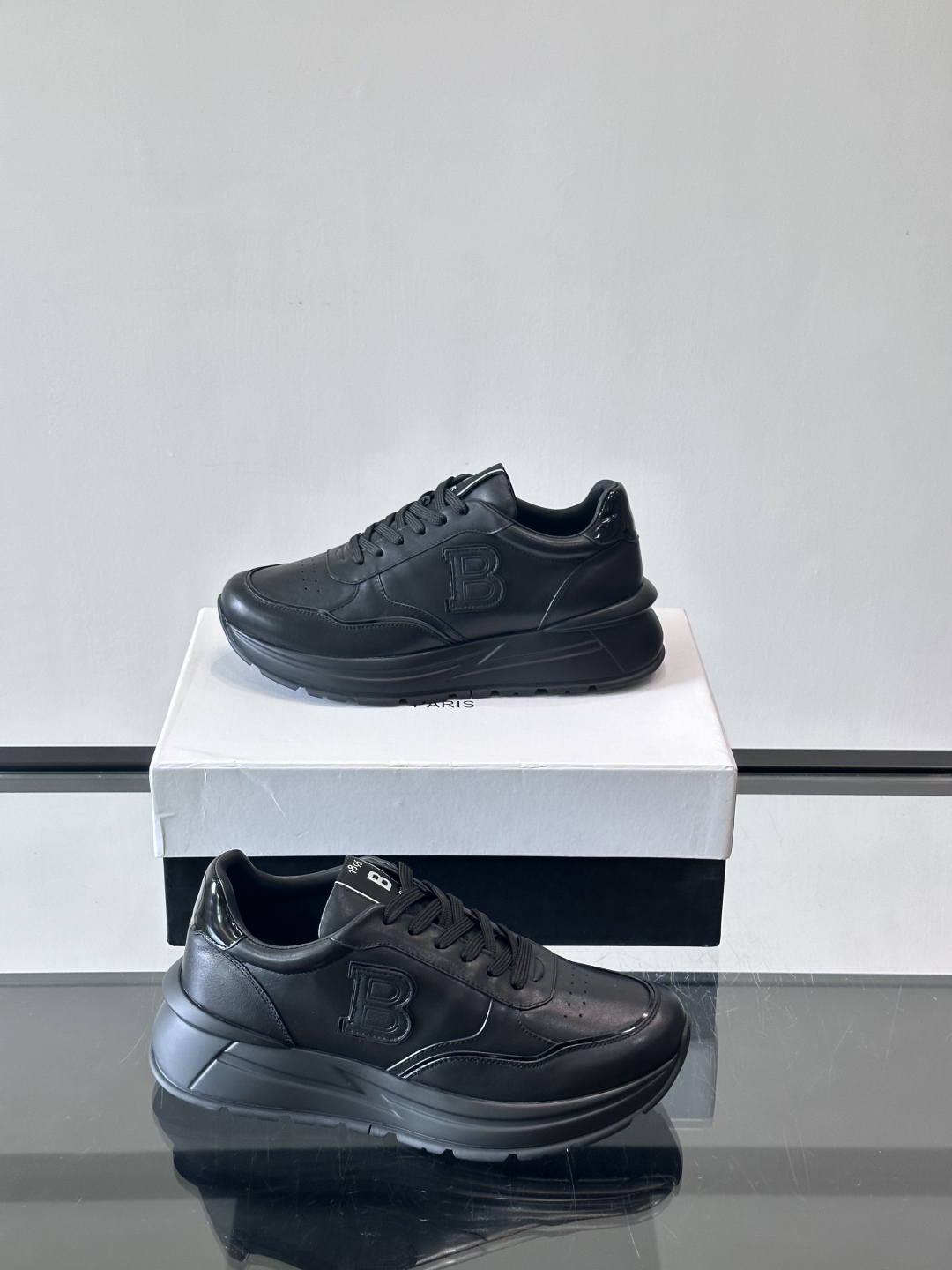Berluti/布鲁提 低帮休闲运动鞋，这款百搭的低帮运动鞋鞋面采用进口牛皮打造。外侧饰有scritto