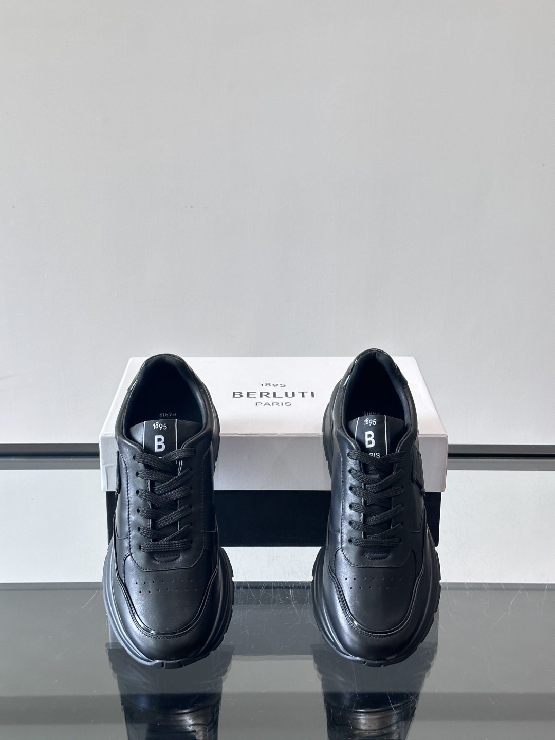 Berluti/布鲁提 低帮休闲运动鞋，这款百搭的低帮运动鞋鞋面采用进口牛皮打造。外侧饰有scritto