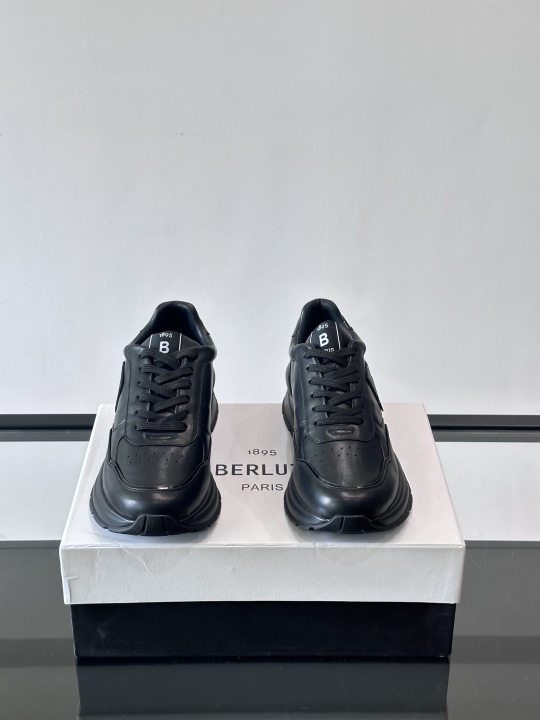 Berluti/布鲁提 低帮休闲运动鞋，这款百搭的低帮运动鞋鞋面采用进口牛皮打造。外侧饰有scritto