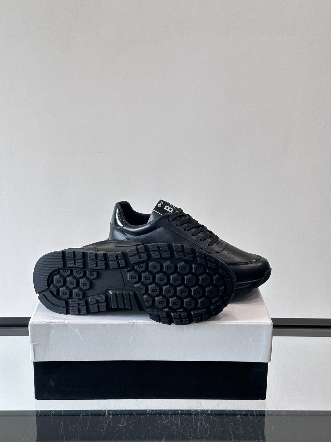 Berluti/布鲁提 低帮休闲运动鞋，这款百搭的低帮运动鞋鞋面采用进口牛皮打造。外侧饰有scritto