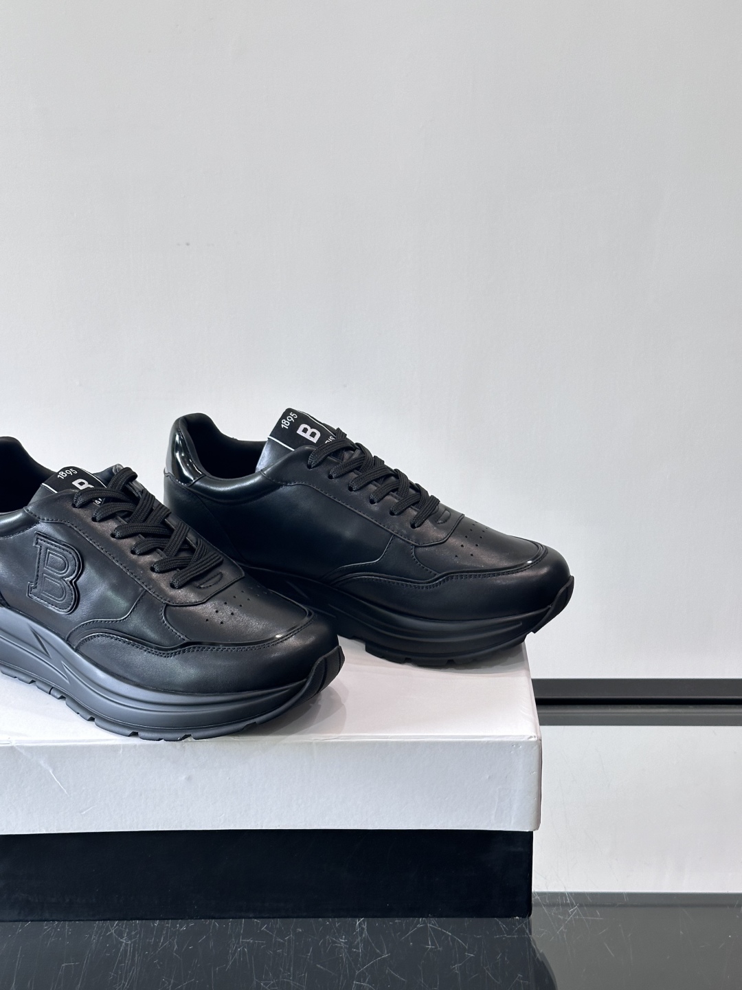 Berluti/布鲁提 低帮休闲运动鞋，这款百搭的低帮运动鞋鞋面采用进口牛皮打造。外侧饰有scritto