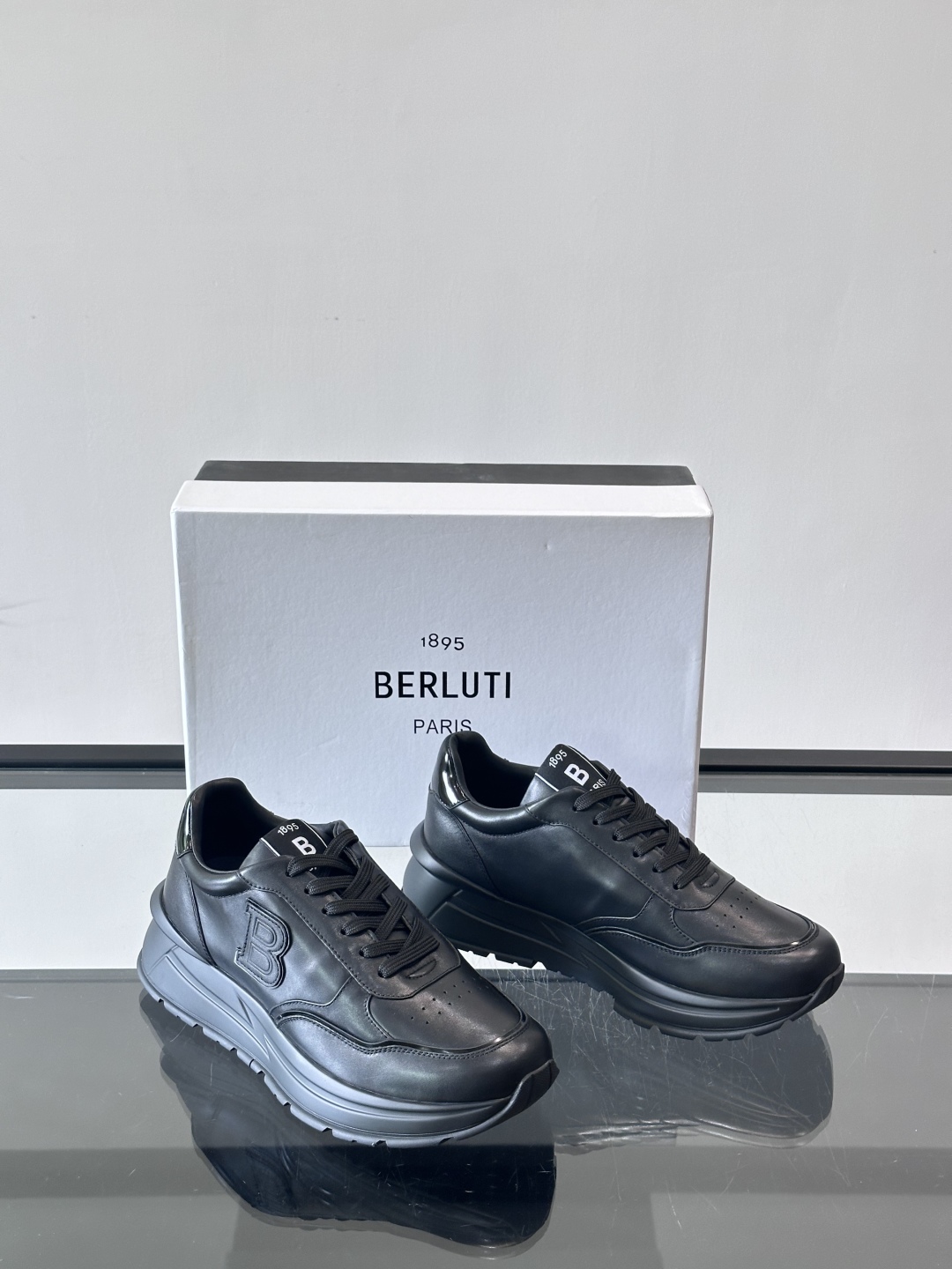 Berluti/布鲁提 低帮休闲运动鞋，这款百搭的低帮运动鞋鞋面采用进口牛皮打造。外侧饰有scritto