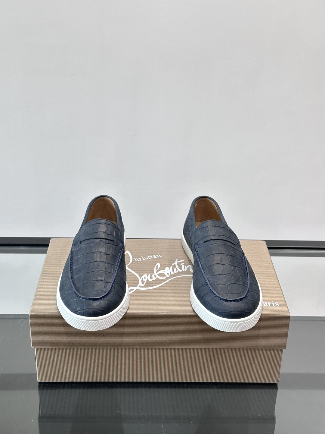 CL 休闲鞋一脚蹬 男士老钱风休闲鞋Christian Louboutin 休闲鞋👟！这双老钱风一脚蹬 