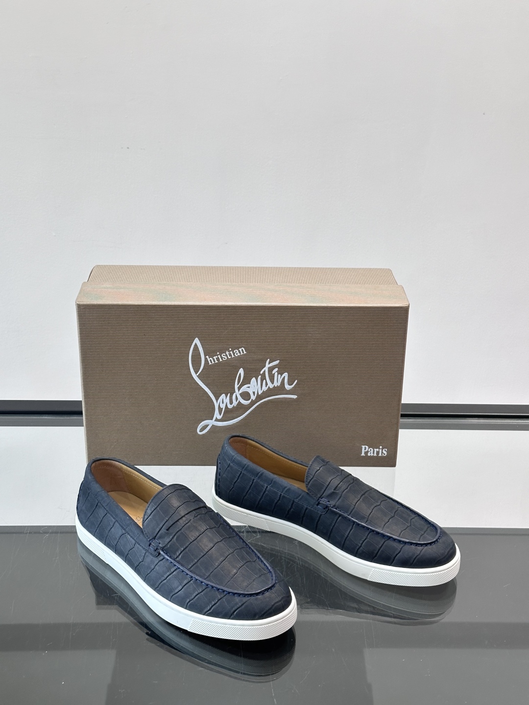 CL 休闲鞋一脚蹬 男士老钱风休闲鞋Christian Louboutin 休闲鞋👟！这双老钱风一脚蹬 