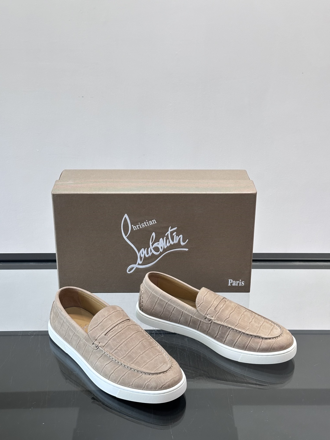 CL 休闲鞋一脚蹬 男士老钱风休闲鞋Christian Louboutin 休闲鞋👟！这双老钱风一脚蹬 
