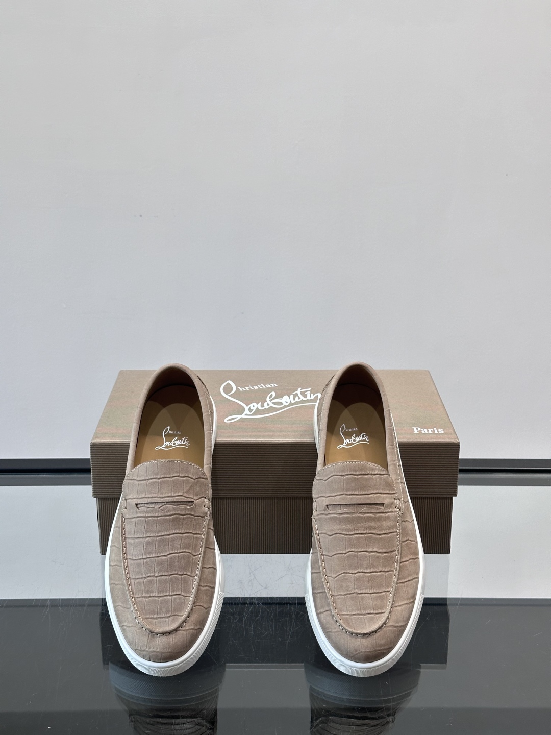 CL 休闲鞋一脚蹬 男士老钱风休闲鞋Christian Louboutin 休闲鞋👟！这双老钱风一脚蹬 