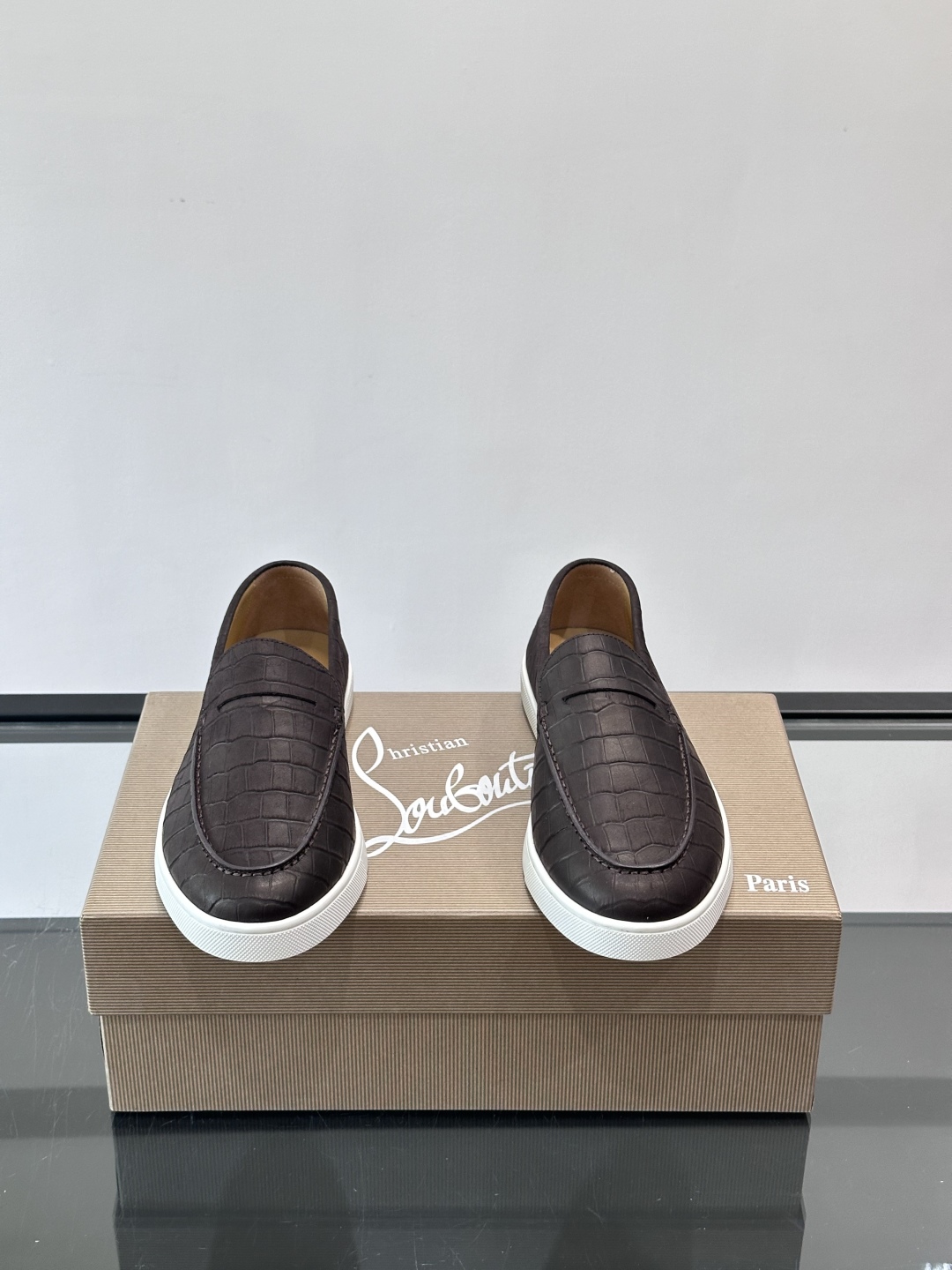 CL 休闲鞋一脚蹬 男士老钱风休闲鞋Christian Louboutin 休闲鞋👟！这双老钱风一脚蹬 