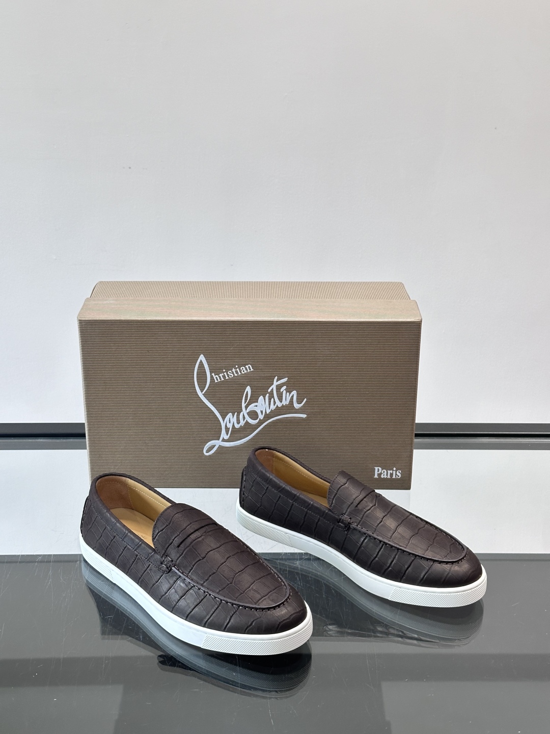CL 休闲鞋一脚蹬 男士老钱风休闲鞋Christian Louboutin 休闲鞋👟！这双老钱风一脚蹬 