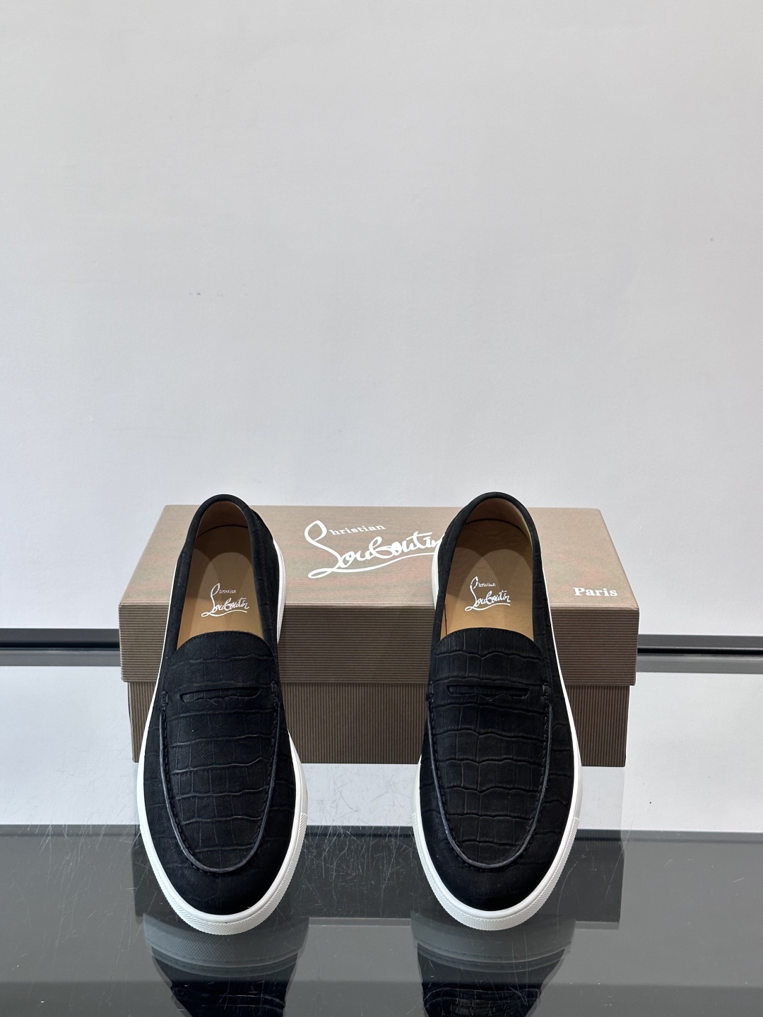CL 休闲鞋一脚蹬 男士老钱风休闲鞋Christian Louboutin 休闲鞋👟！这双老钱风一脚蹬 