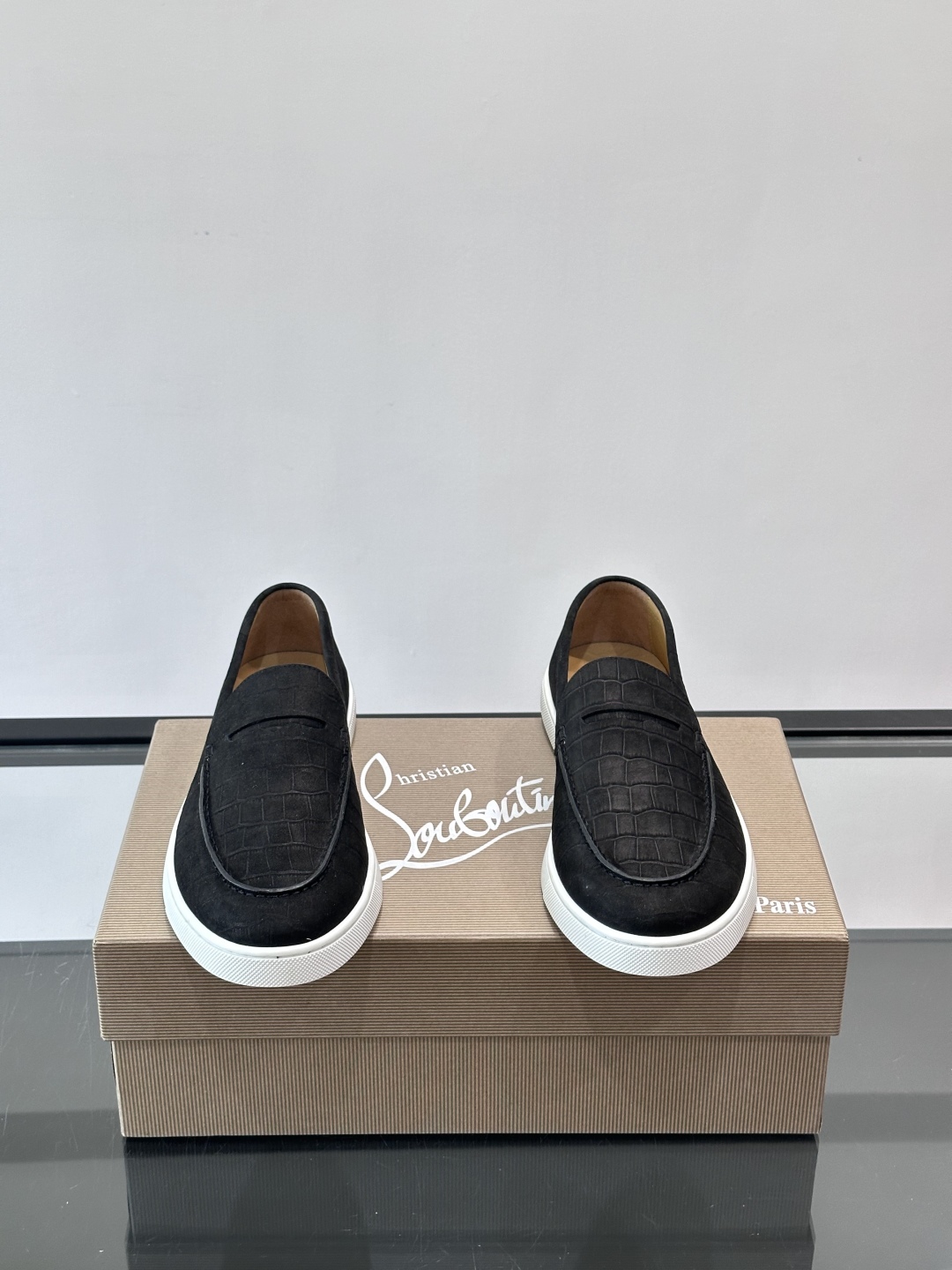 CL 休闲鞋一脚蹬 男士老钱风休闲鞋Christian Louboutin 休闲鞋👟！这双老钱风一脚蹬 